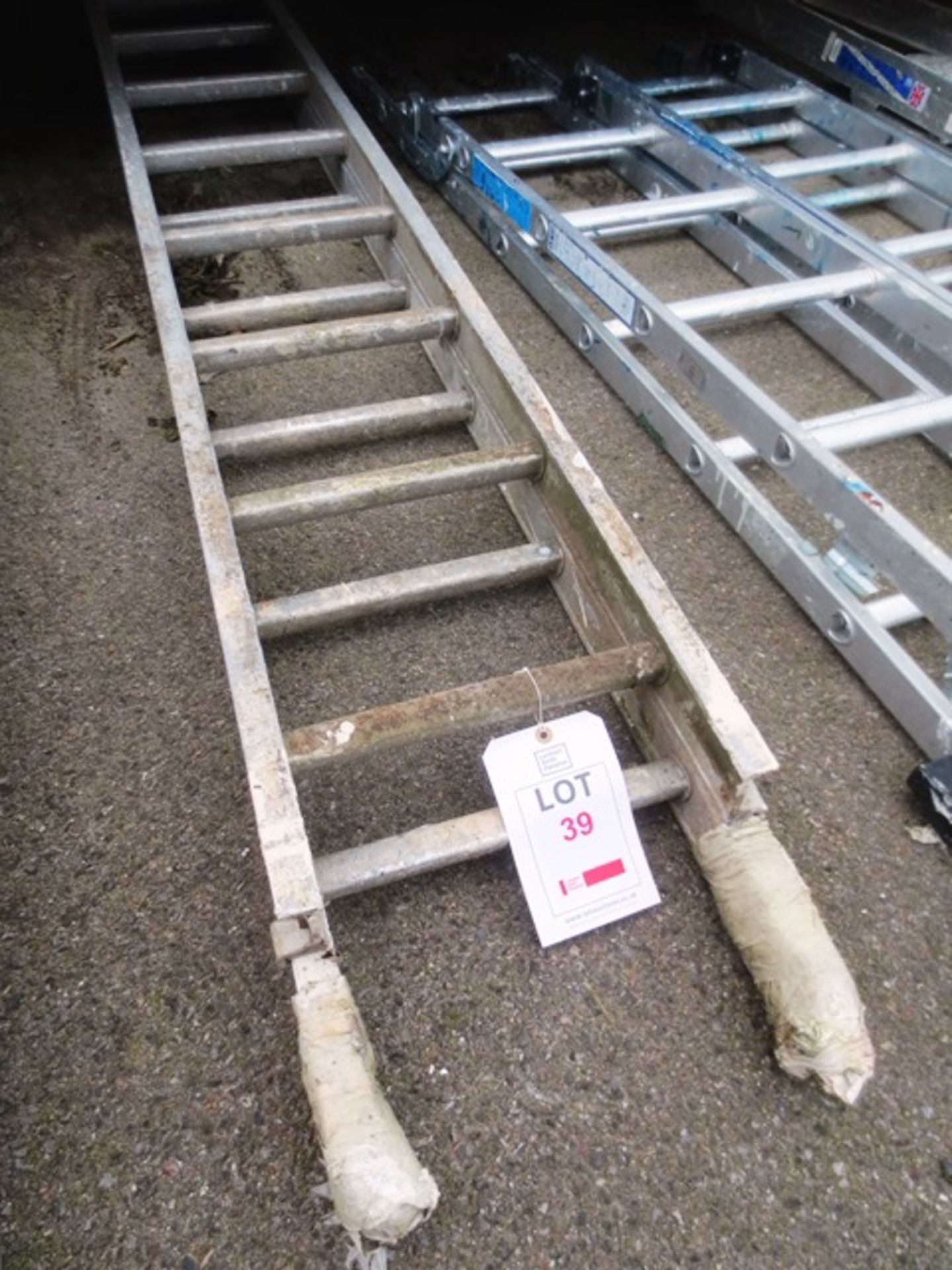 Double extension 16 tread aluminium ladder