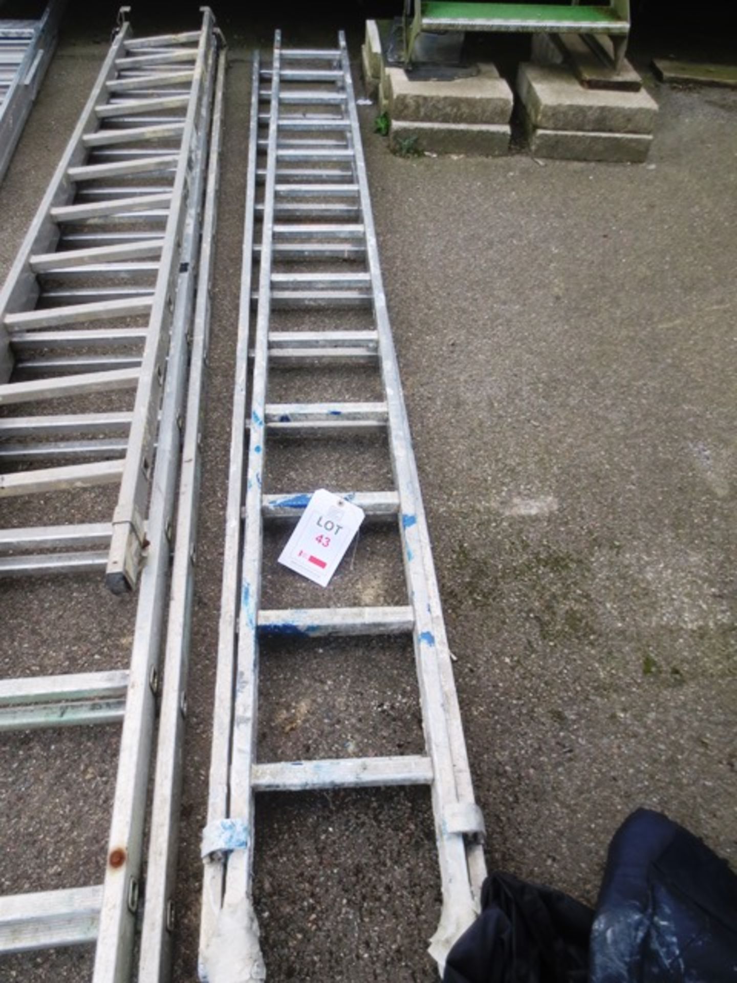Double extension 28 tread aluminium ladder
