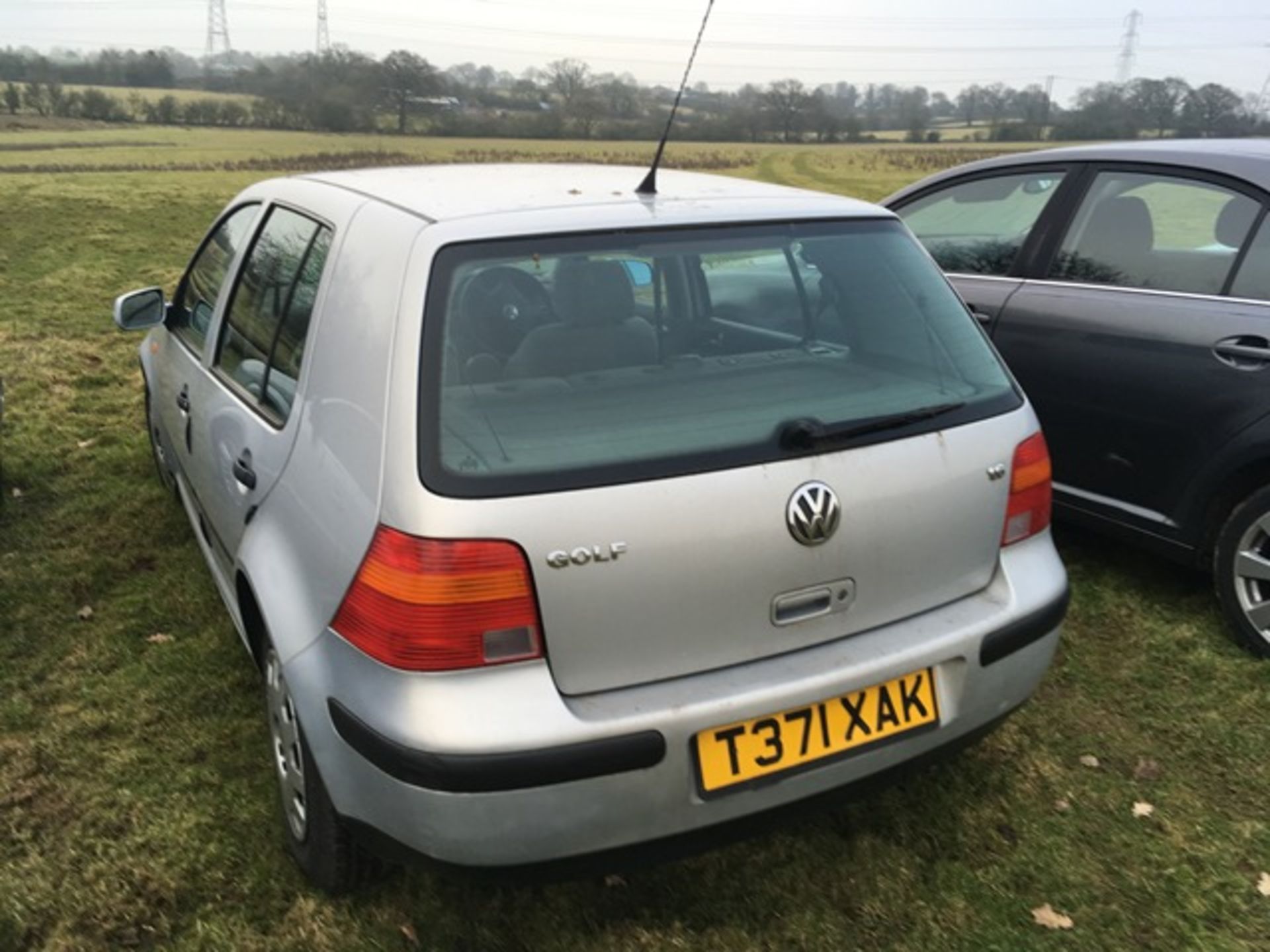 VW Golf 1.6 5 dr hatchback Registration Number T371 XAK THIS VEHICLE IS BEING SOLD AS SPARES OR - Image 4 of 4