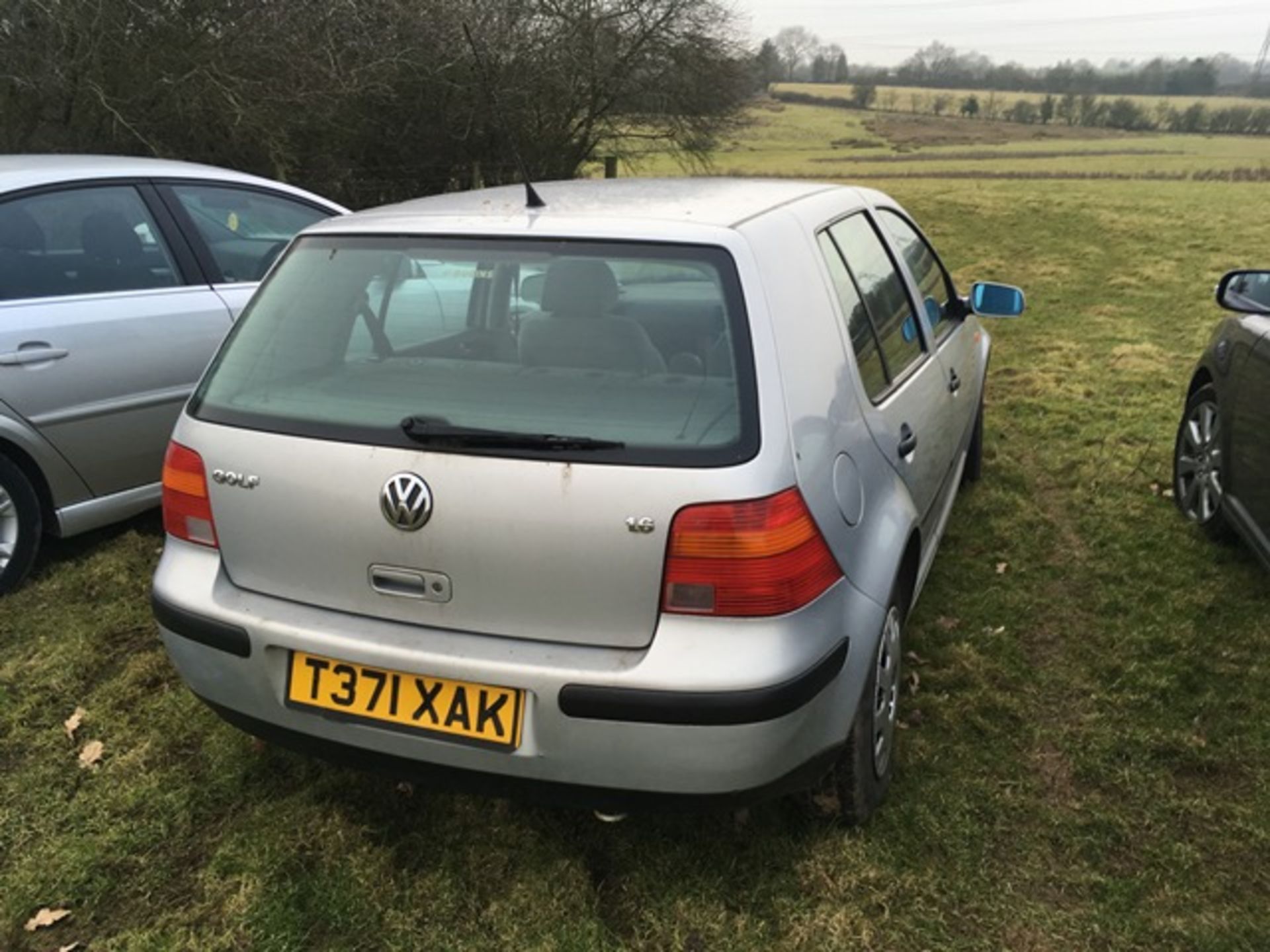 VW Golf 1.6 5 dr hatchback Registration Number T371 XAK THIS VEHICLE IS BEING SOLD AS SPARES OR - Image 3 of 4