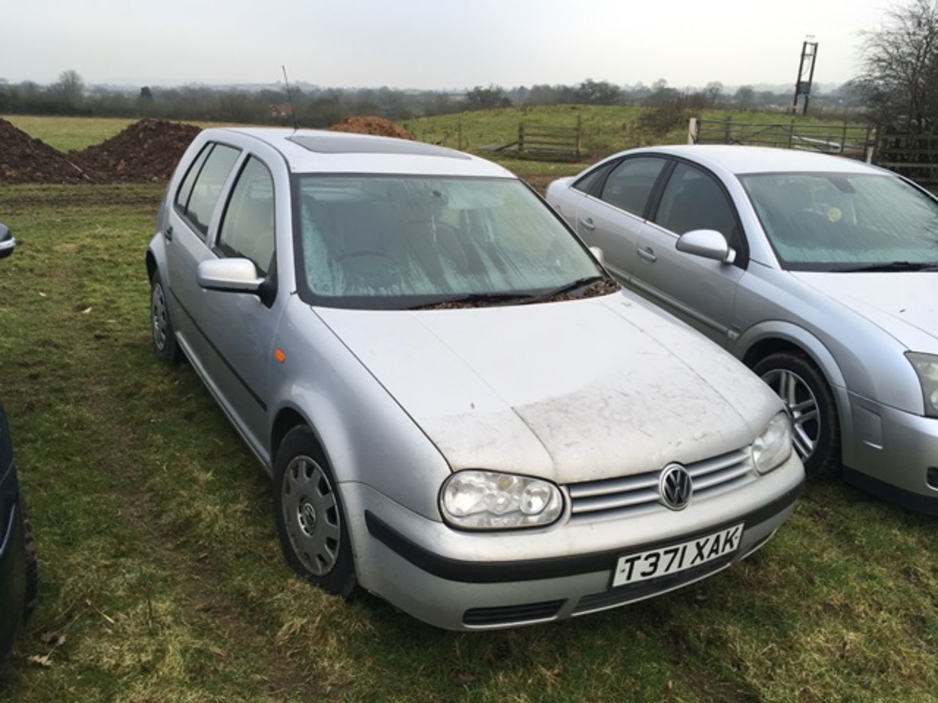 VW Golf 1.6 5 dr hatchback Registration Number T371 XAK THIS VEHICLE IS BEING SOLD AS SPARES OR - Image 2 of 4