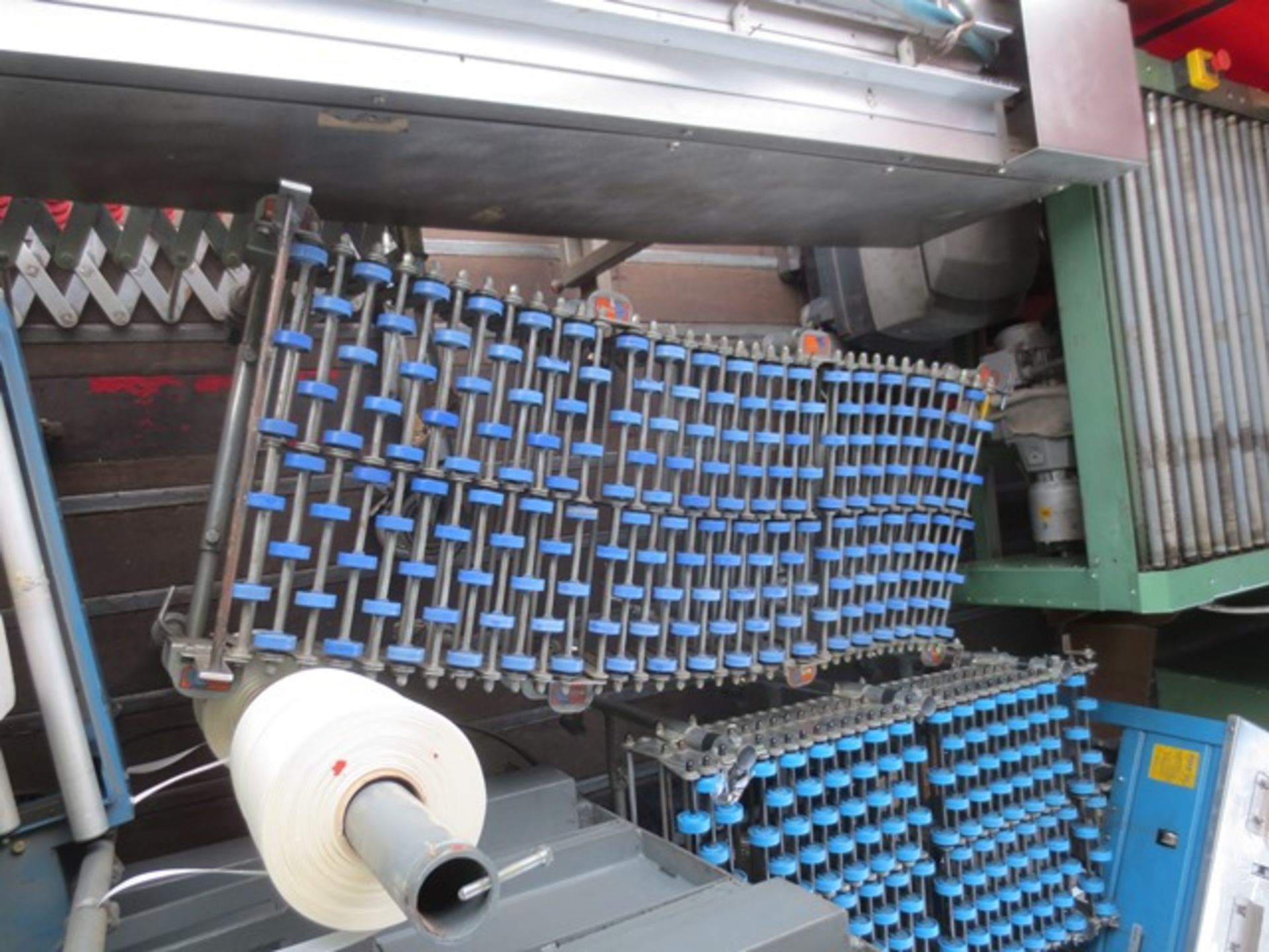 3 sections of mobile extendable roller conveyor