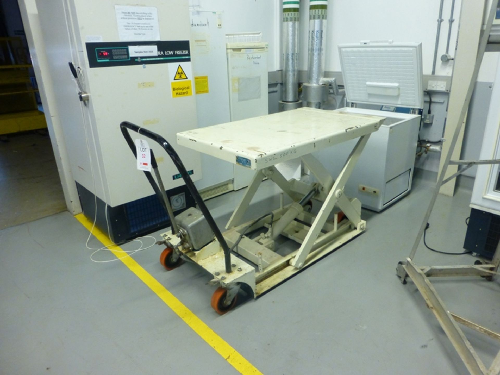 Hunter 500kg, 1300mm x 800mm hydraulic lift table. This lot has a certificate of...