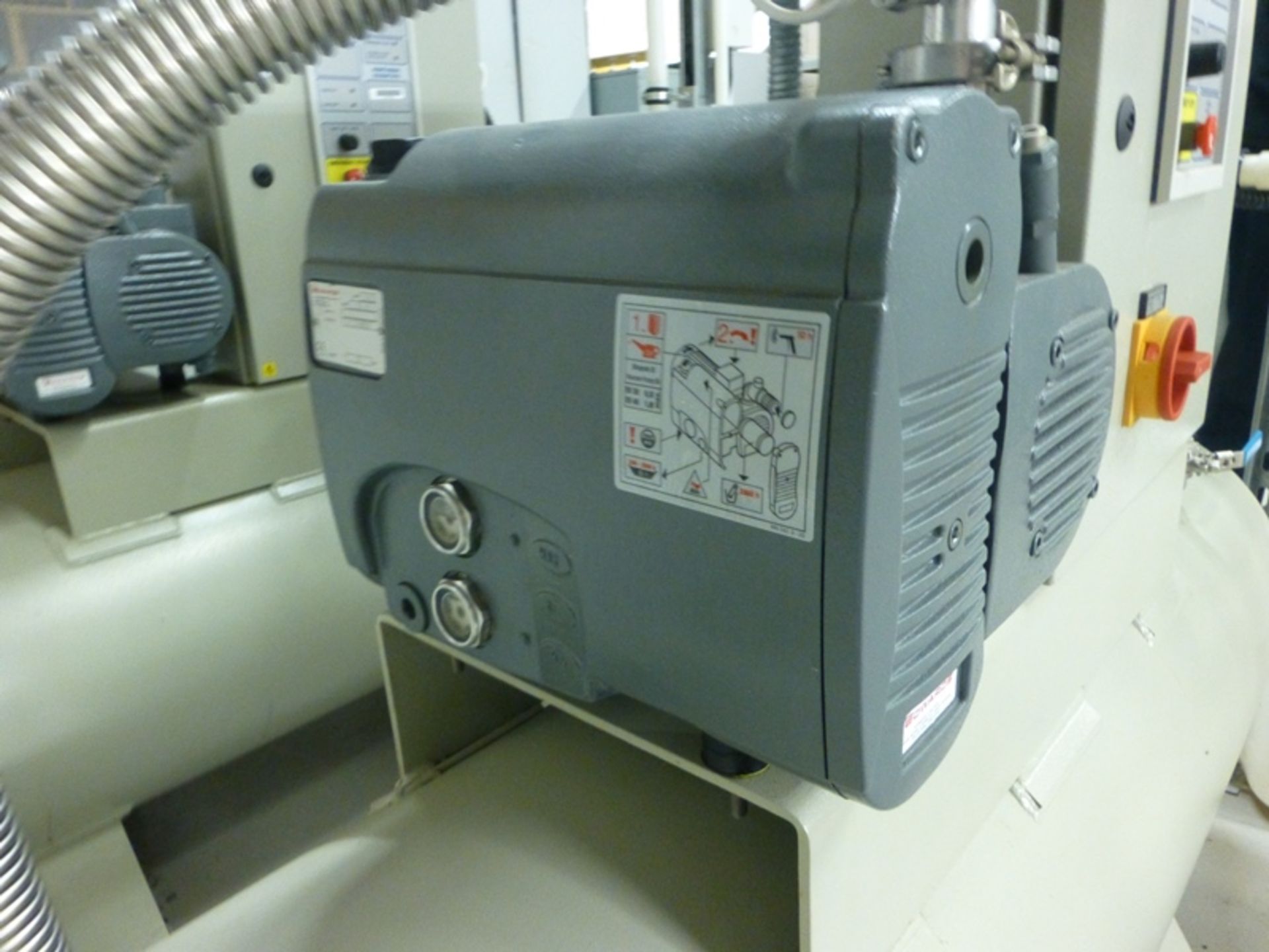 Edwards EV40 receiver mounted rotary vane vacuum pump, s/n A2346699 (2008) 230ltr receiver capacity - Bild 2 aus 3