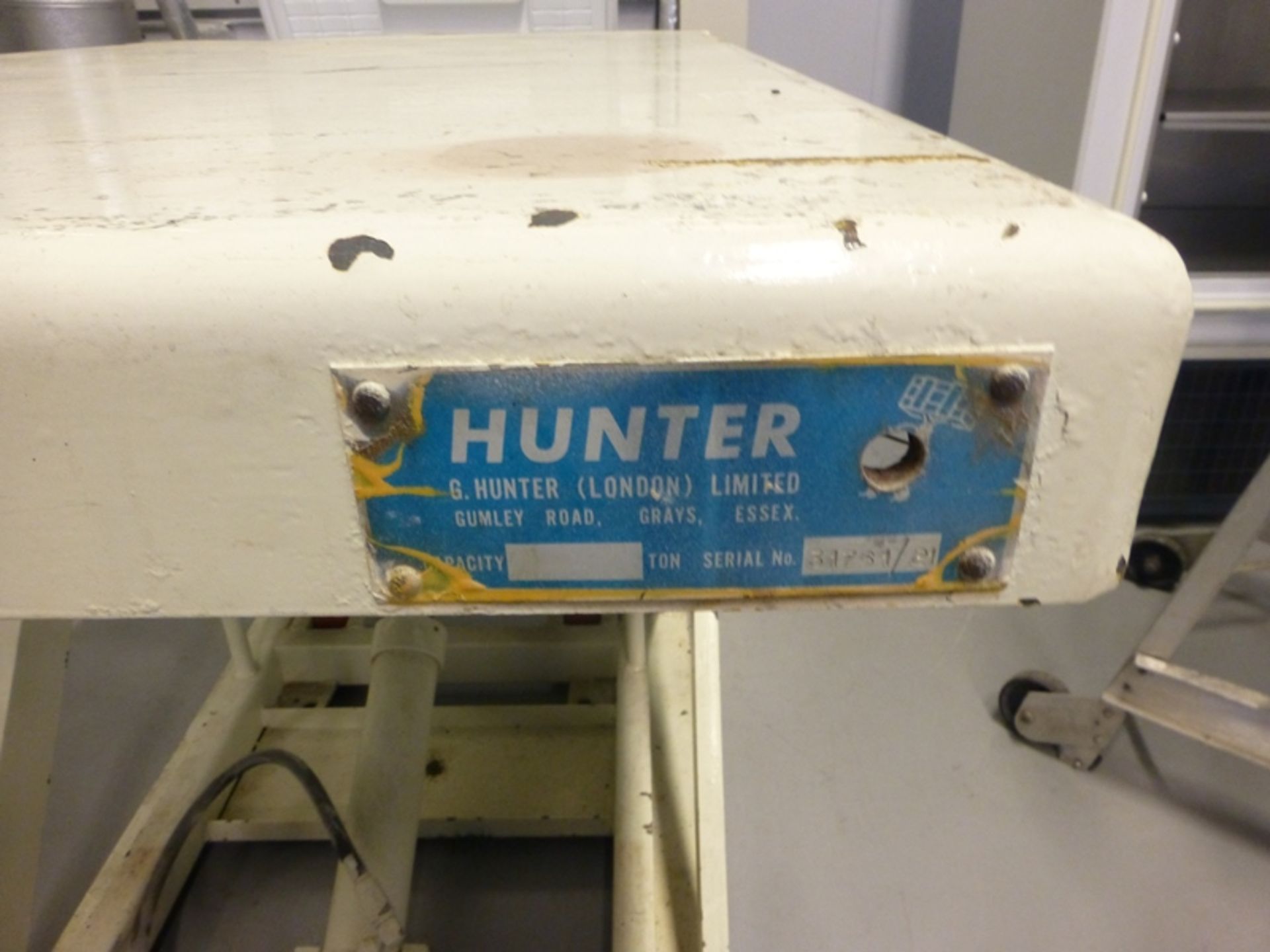 Hunter 500kg, 1300mm x 800mm hydraulic lift table. This lot has a certificate of... - Image 2 of 5