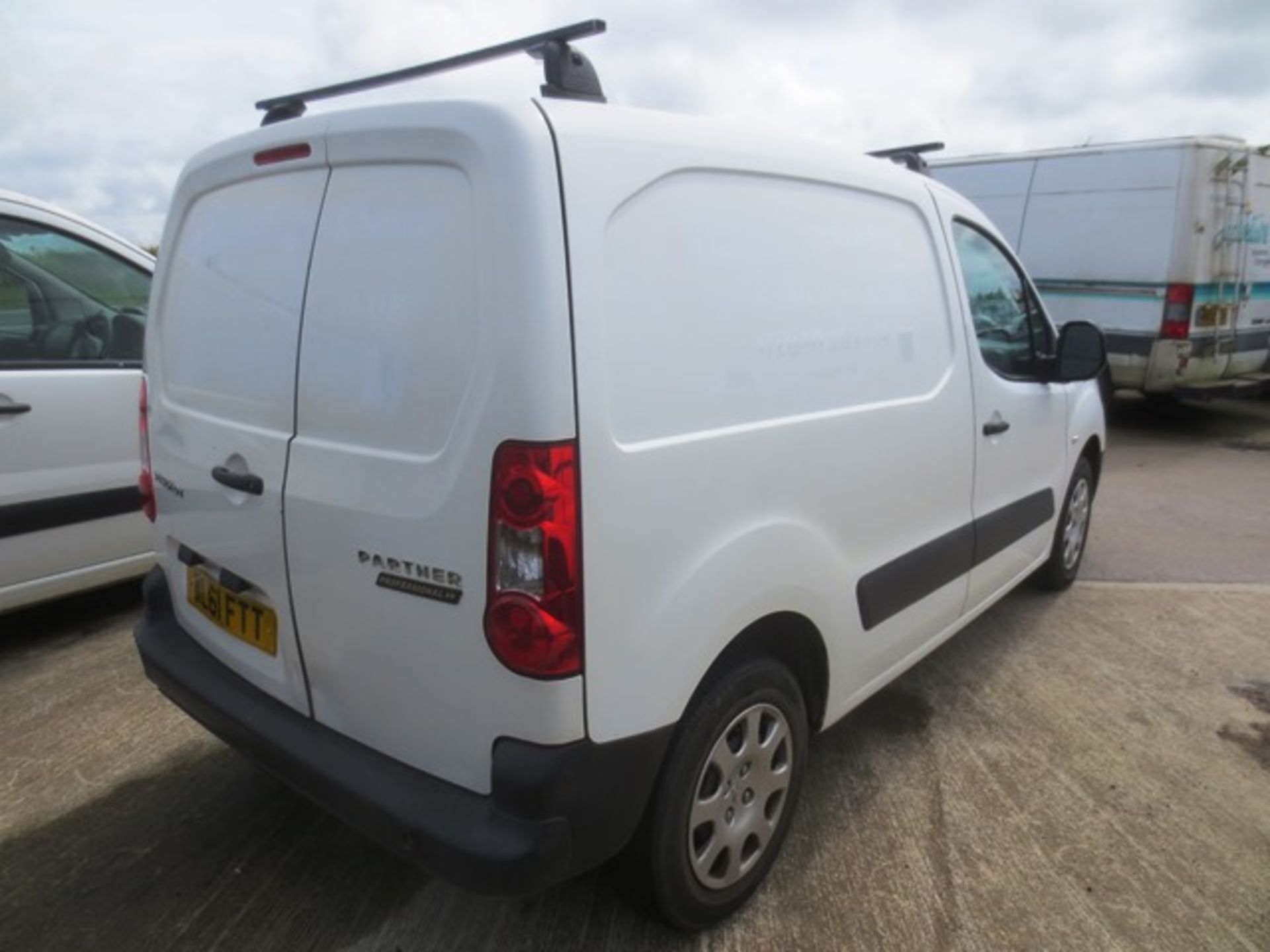 Peugeot Partner 850 Professional HDi 1560cc diesel panel van, MOT: 13/01/18, mileage: 63,700, reg - Image 4 of 9