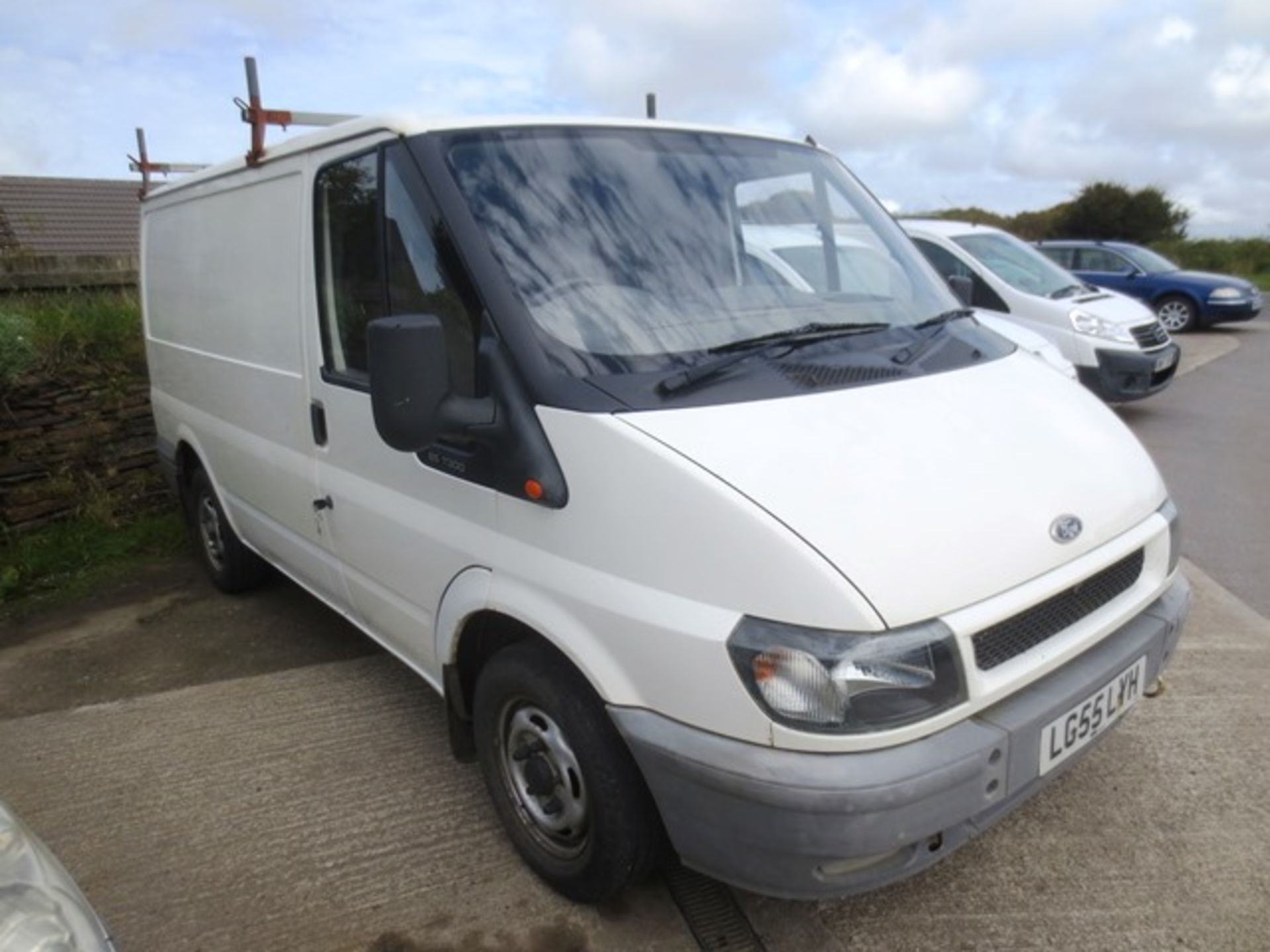 Ford Transit 300 SWB panel van, 1998cc diesel (2005), MOT: 30/11/17, mileage: 89,921 (mileage