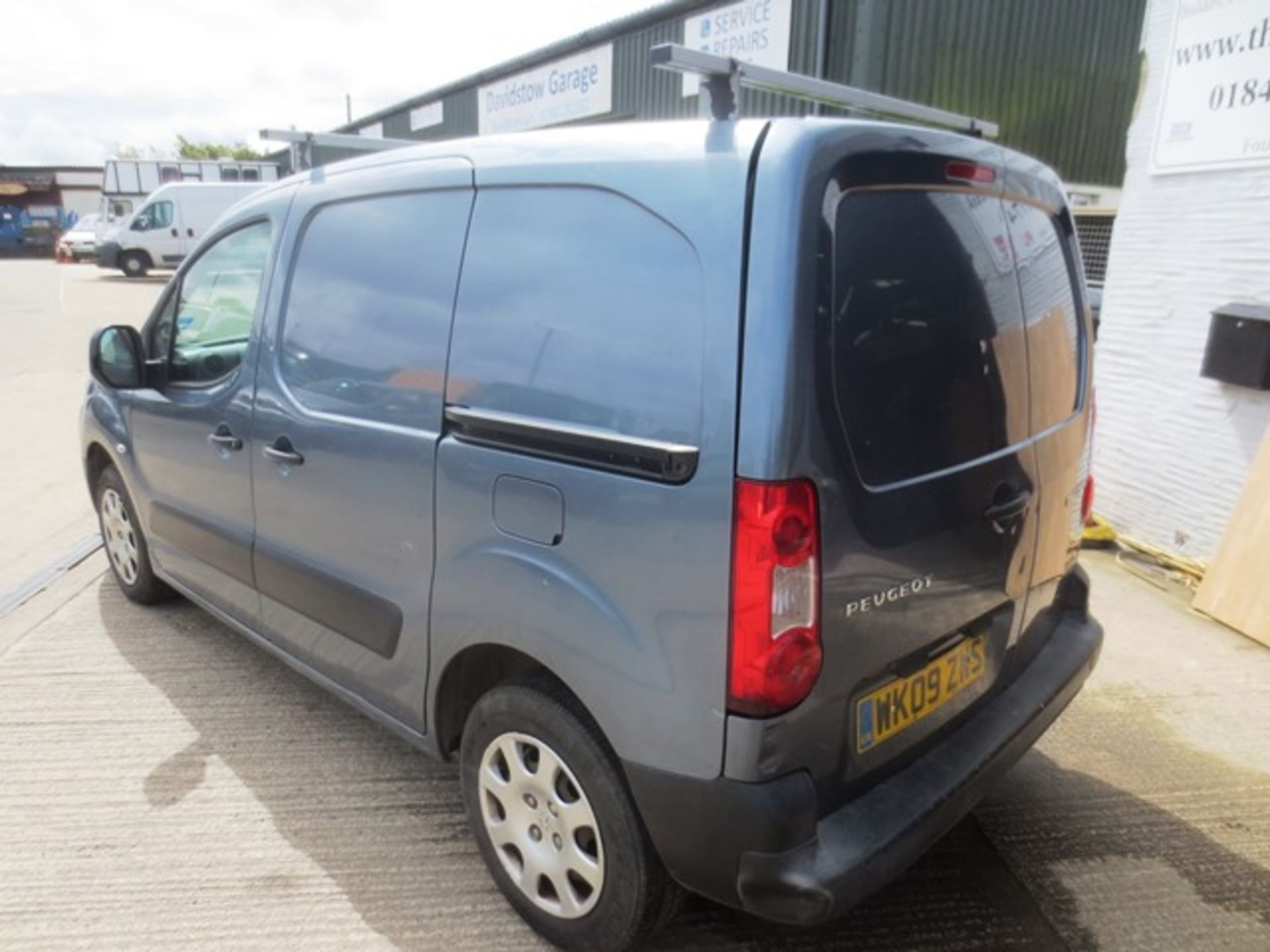 Peugeot Partner 850 SE HDi 75 panel van, 1560cc diesel, MOT: 18/04/18, mileage: 57,650, reg no: WK09 - Image 4 of 14