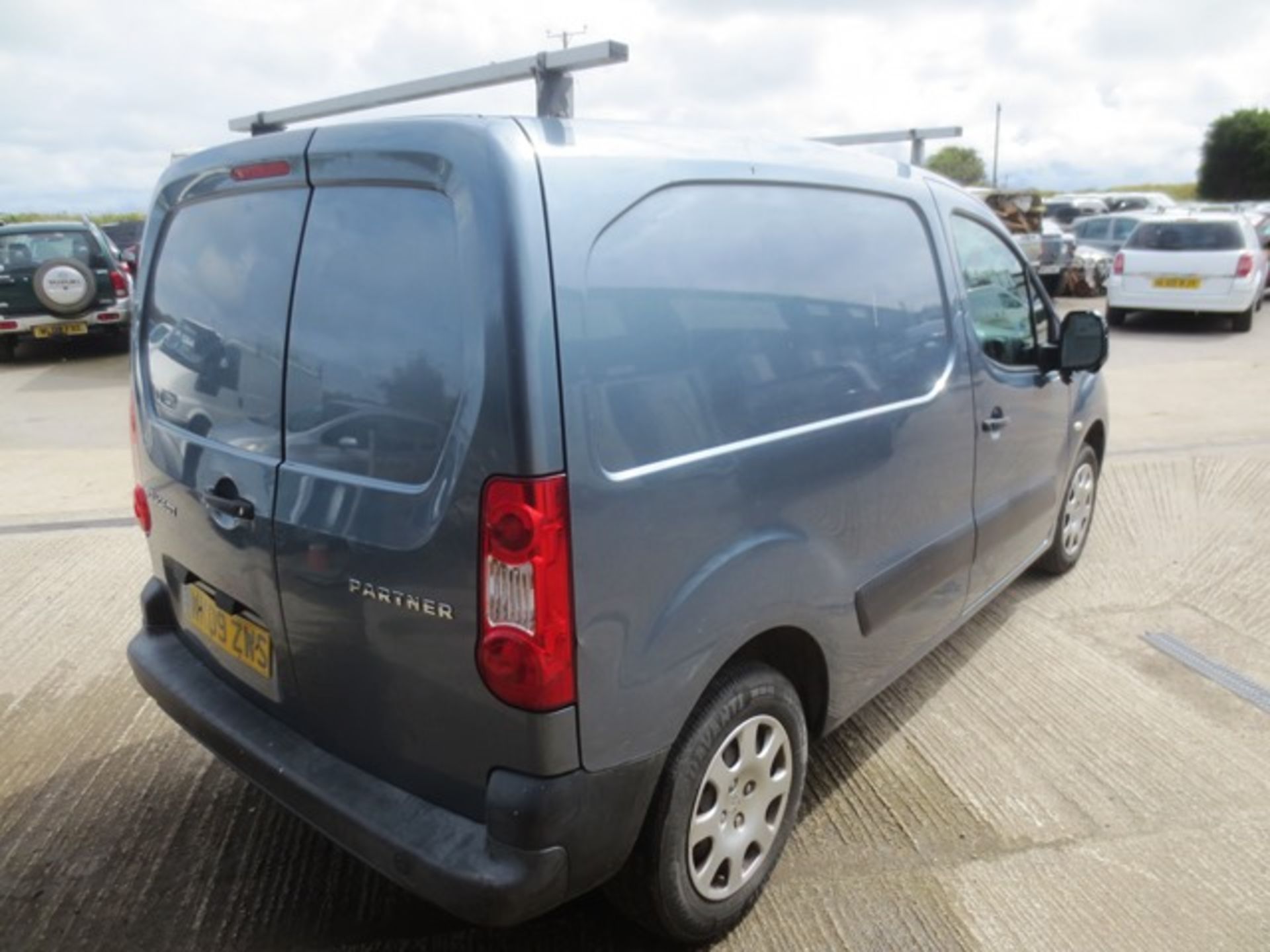 Peugeot Partner 850 SE HDi 75 panel van, 1560cc diesel, MOT: 18/04/18, mileage: 57,650, reg no: WK09 - Image 6 of 14