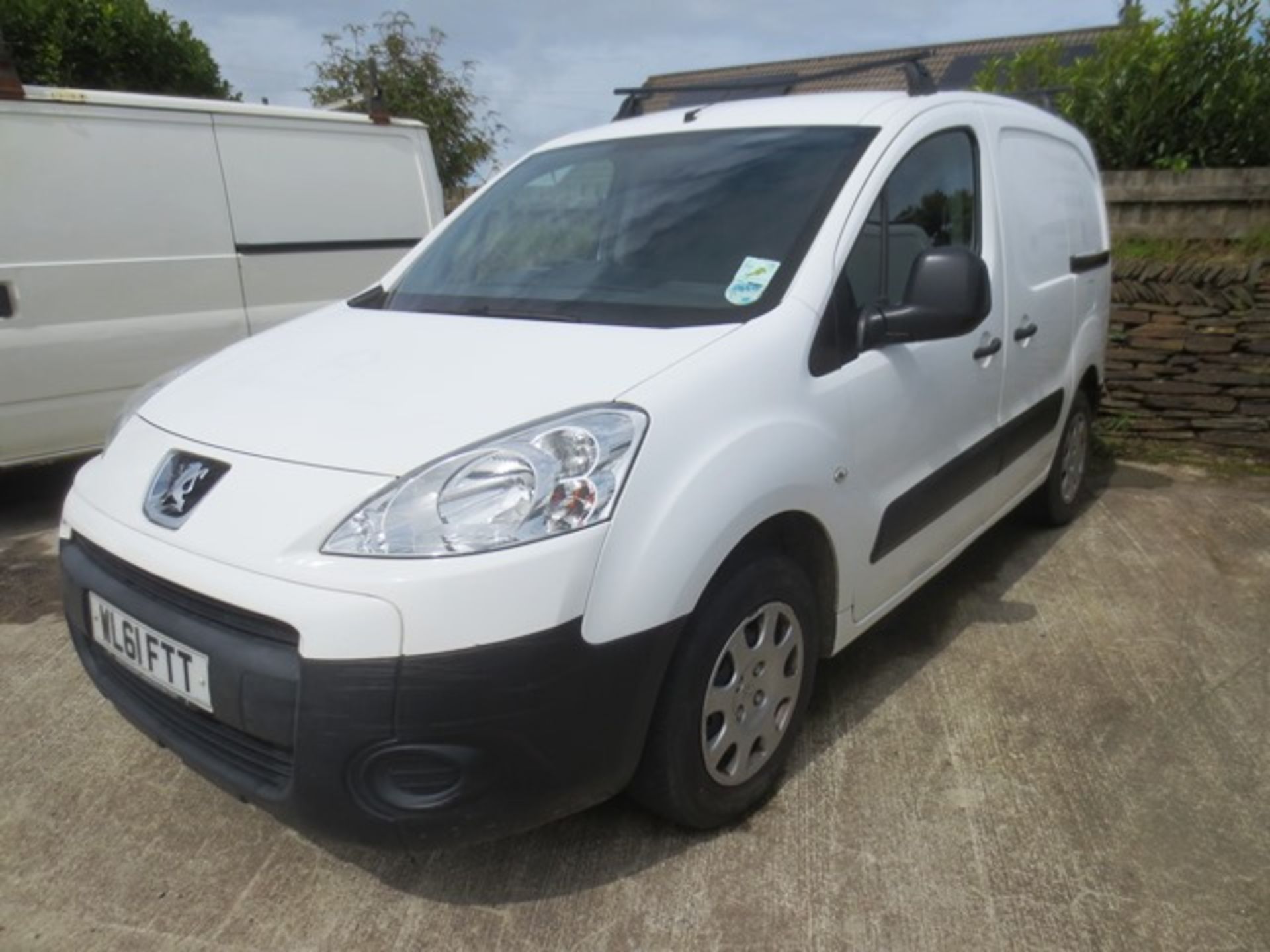 Peugeot Partner 850 Professional HDi 1560cc diesel panel van, MOT: 13/01/18, mileage: 63,700, reg - Image 2 of 9