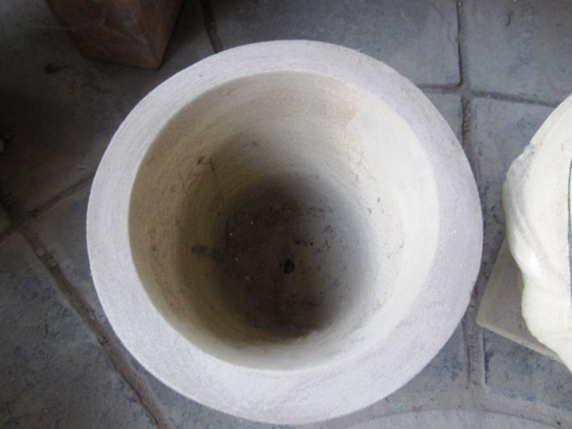 Reconstituted concrete stone decorative circular planter, approx. dimensions: height 280mm x 320mm - Image 2 of 2