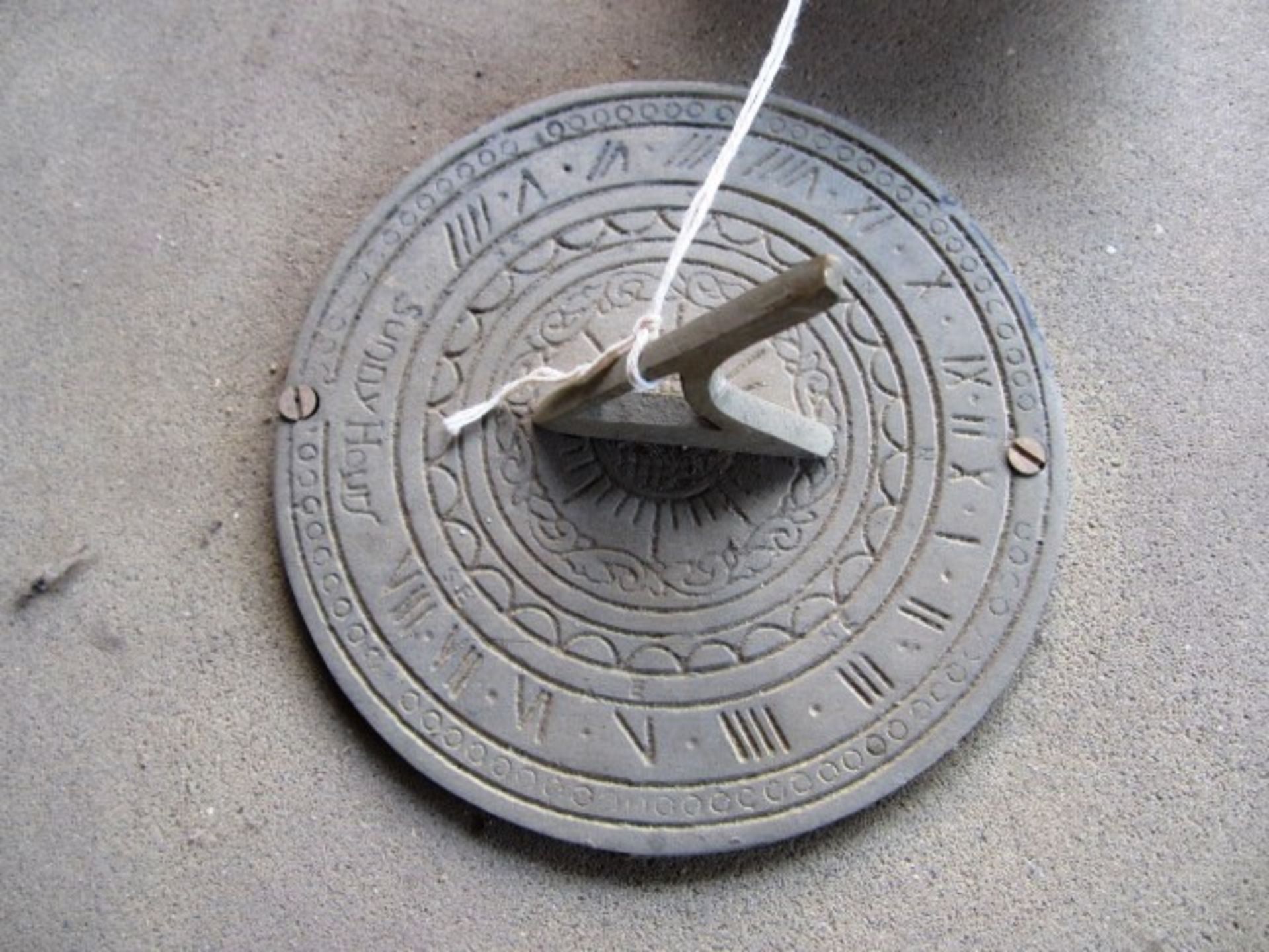 Reconstituted concrete stone 3-piece circular sundial, approx. dimensions: height 610mm x dia. - Image 3 of 3
