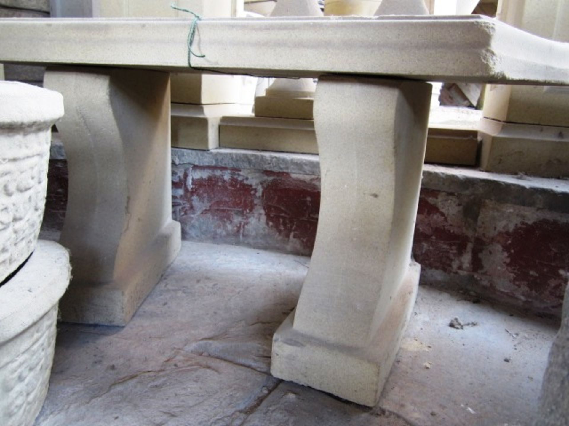 Reconstituted concrete stone 3-piece curved bench comprising of: 2 x uprights, 1 x bench seat, - Image 2 of 2