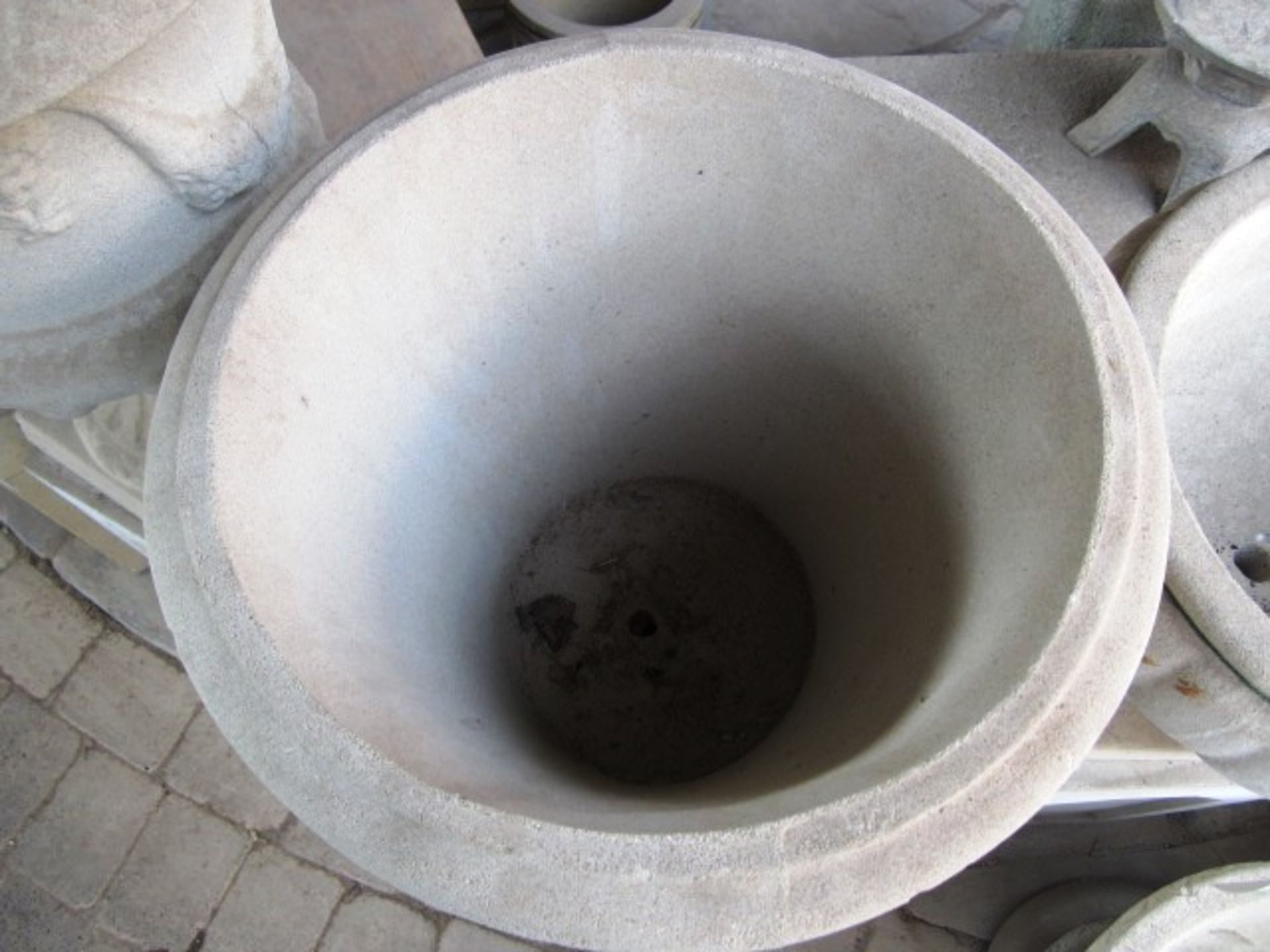 Reconstituted concrete stone 2- piece plinth and circular planter, approx. dimensions: height - Image 2 of 2