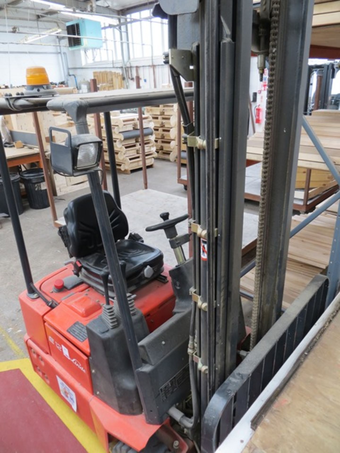 Linde E12Z-02 1200Kg electric fork lift truck and charger (2006) s/n H2X324T 0723 2549 recorded - Image 3 of 3