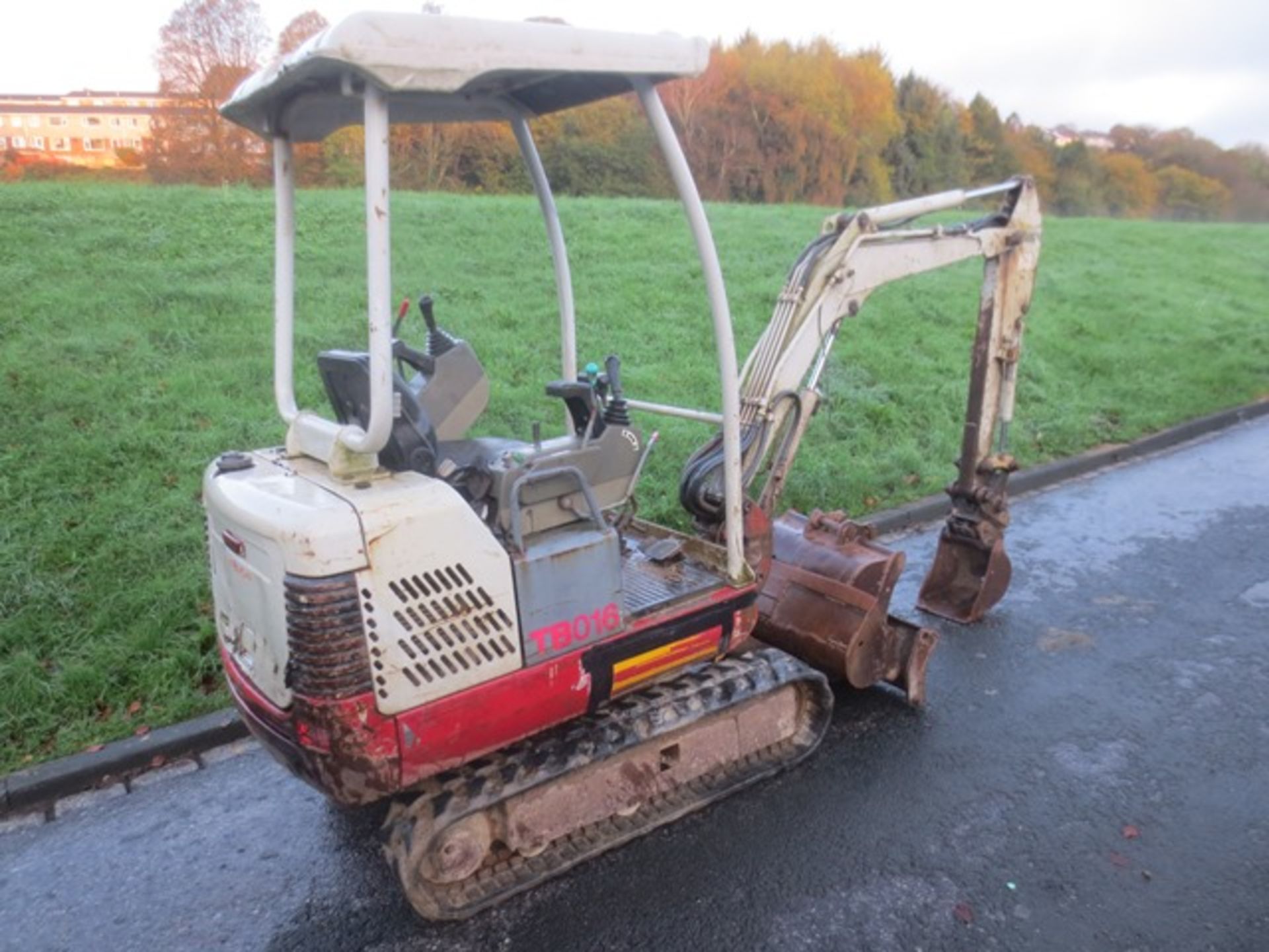 Takeuchi TB016 hydraulic rubber tracked mini excavator, serial no: 11617615 (2008), Hours: TBC, - Image 2 of 6