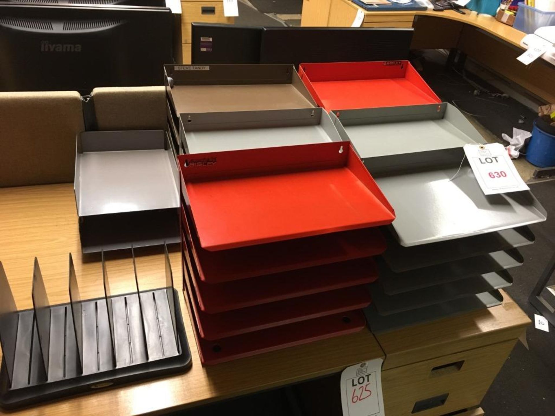 Assorted in-trays and dividers