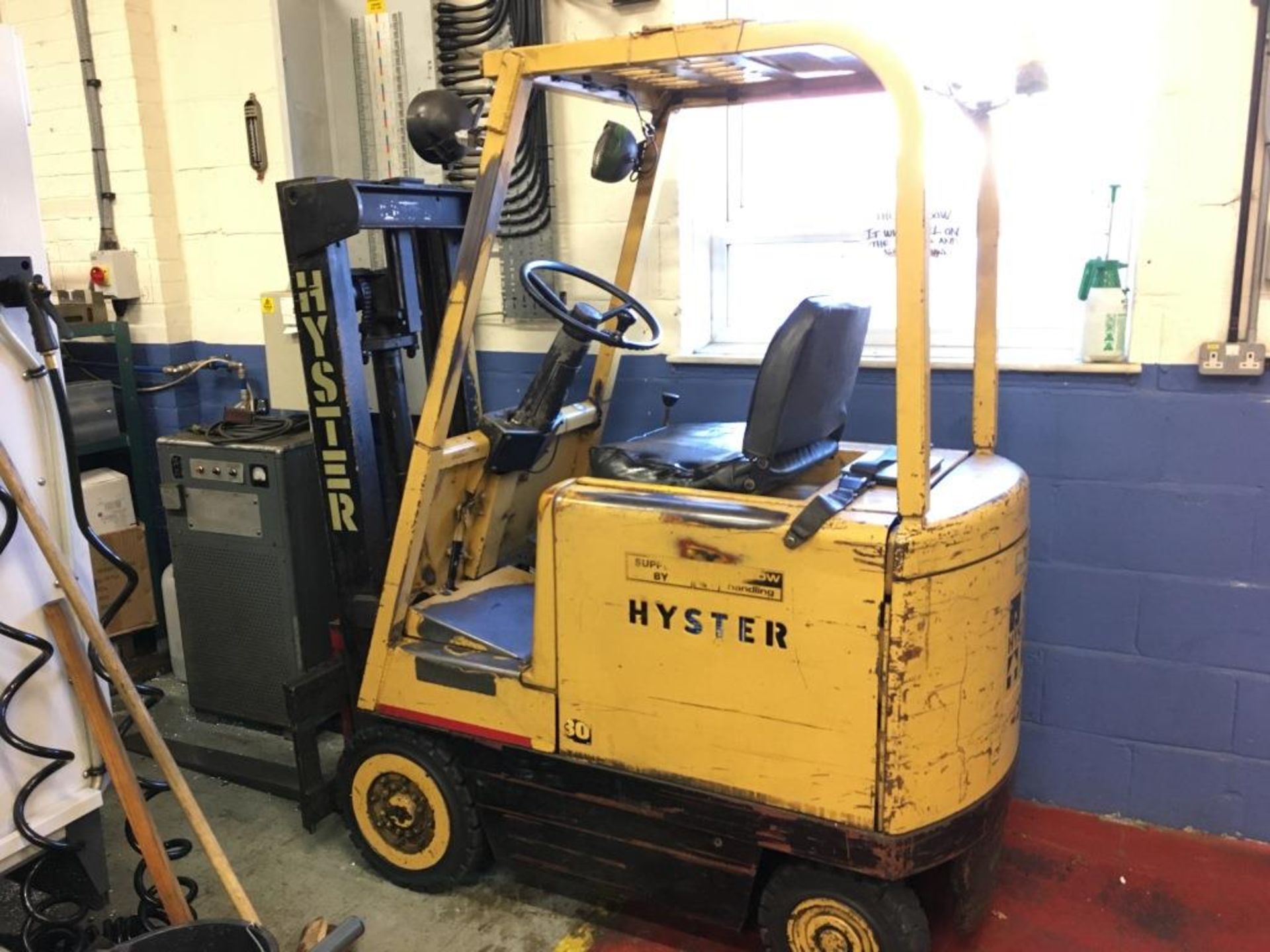 Hyster 30A battery operated, ride on, dual mast forklift truck, serial no: A114A 1805T, max lift - Image 2 of 5