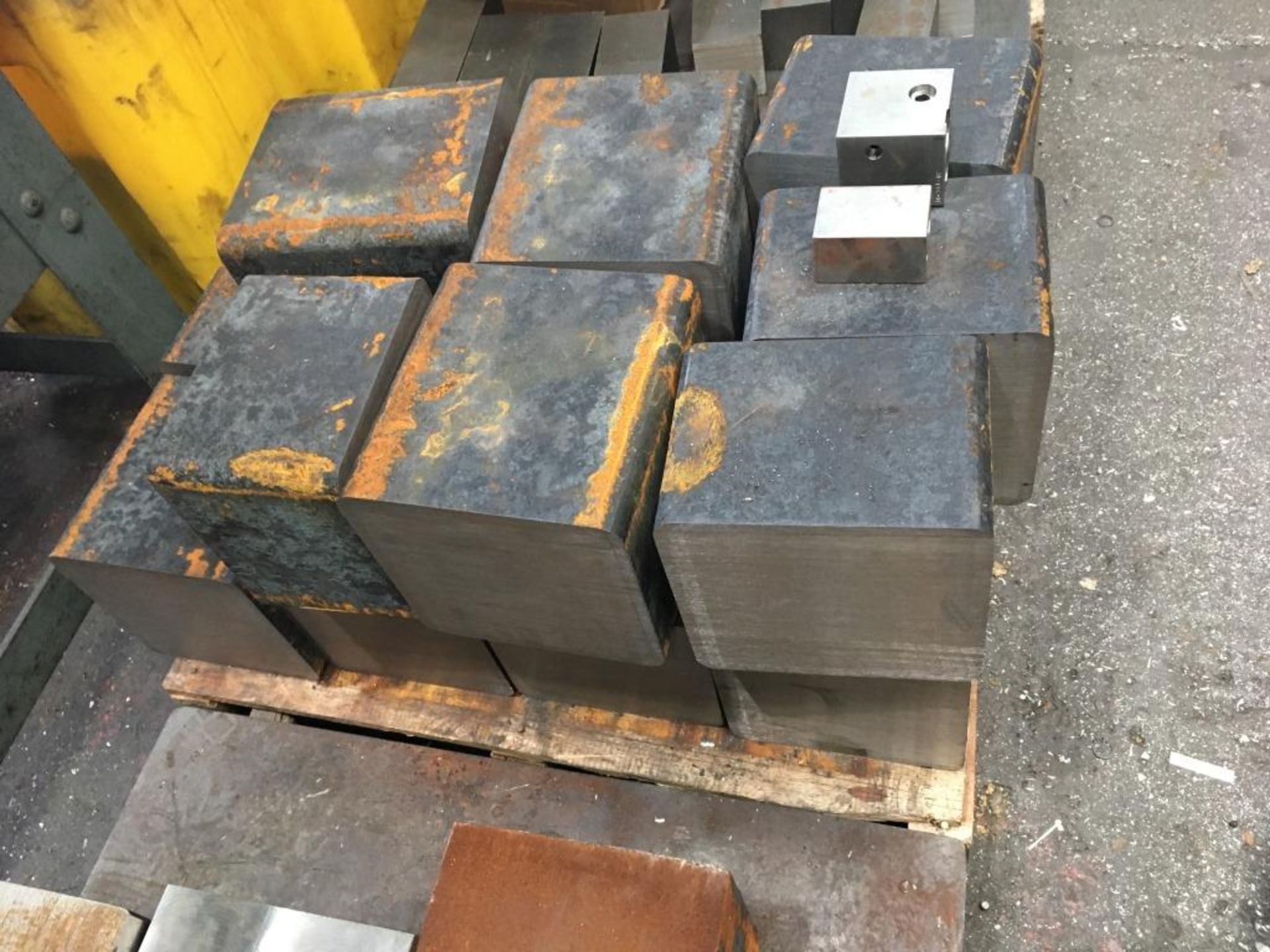Large quantity of mild steel cut to length blanks, seven pallets - Image 3 of 8