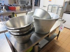 Approx 12 various stainless steel mixing bowls/collanders, ranging from 400mm to 640mm dia