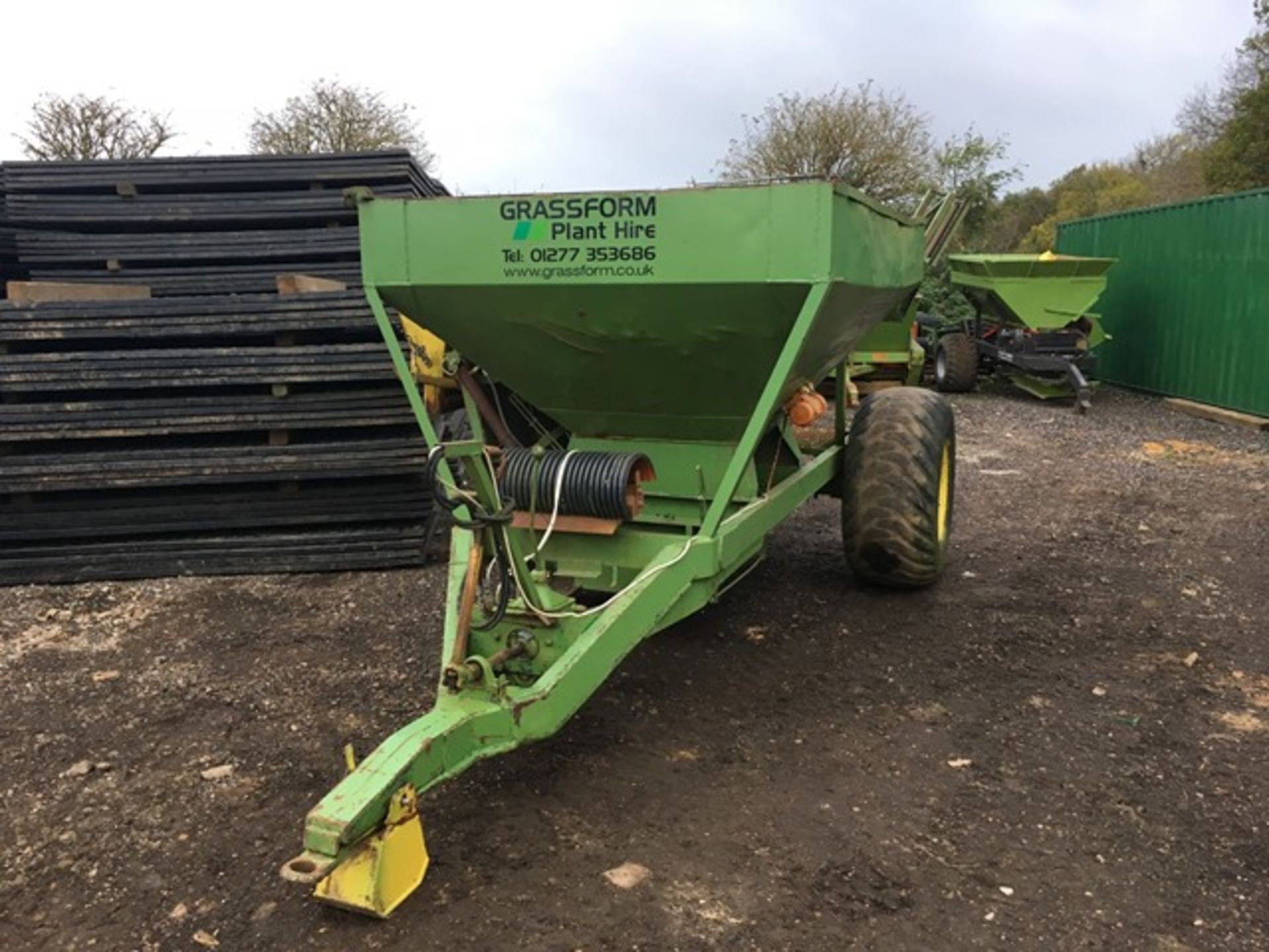 Graty 4 ton side delivery stone cart with turf tyres - Image 2 of 5