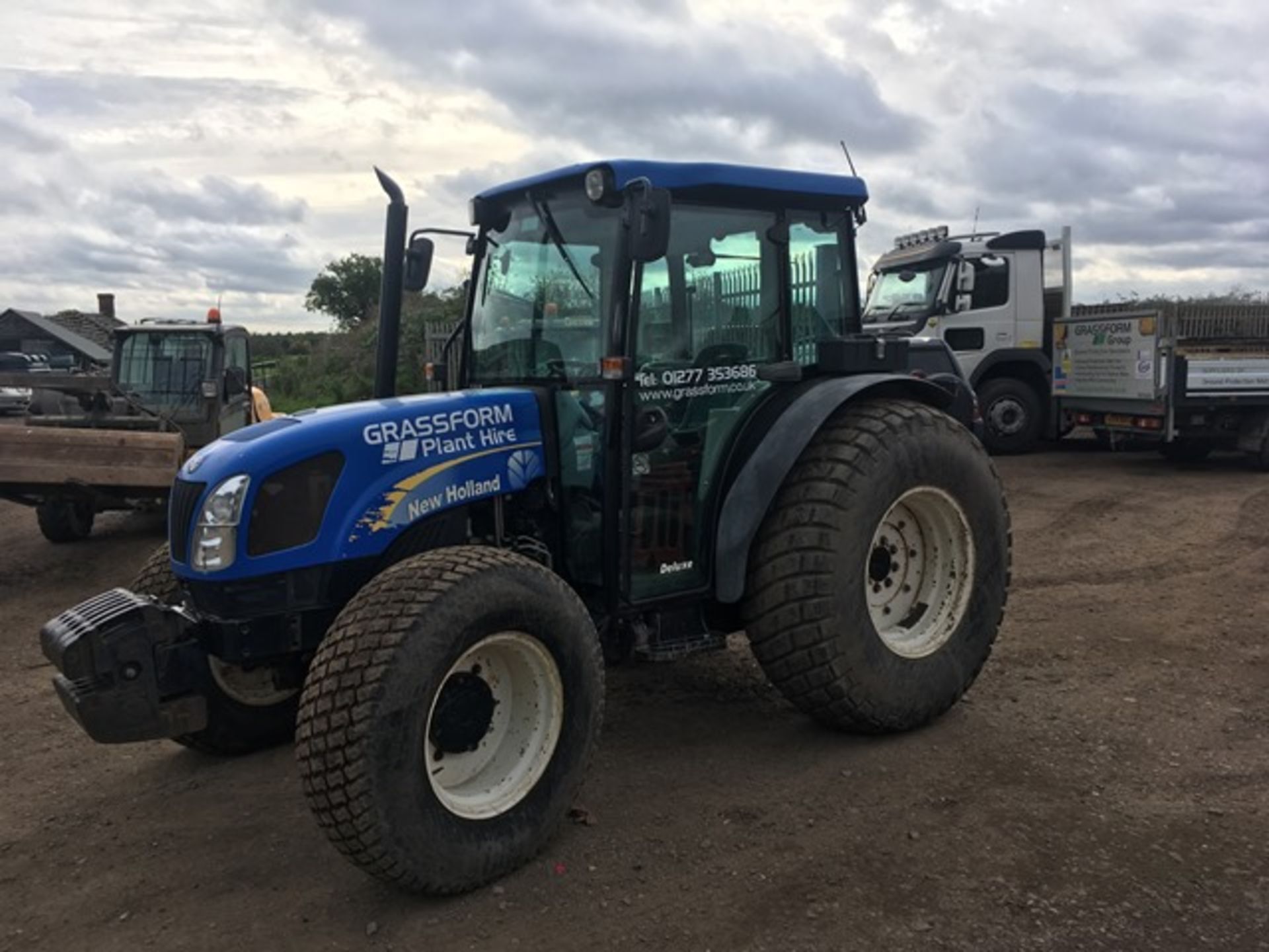 New Holland T4020 tractor fitted with grassland tyres, creep speed gear box, 2 no. exterior - Image 3 of 11