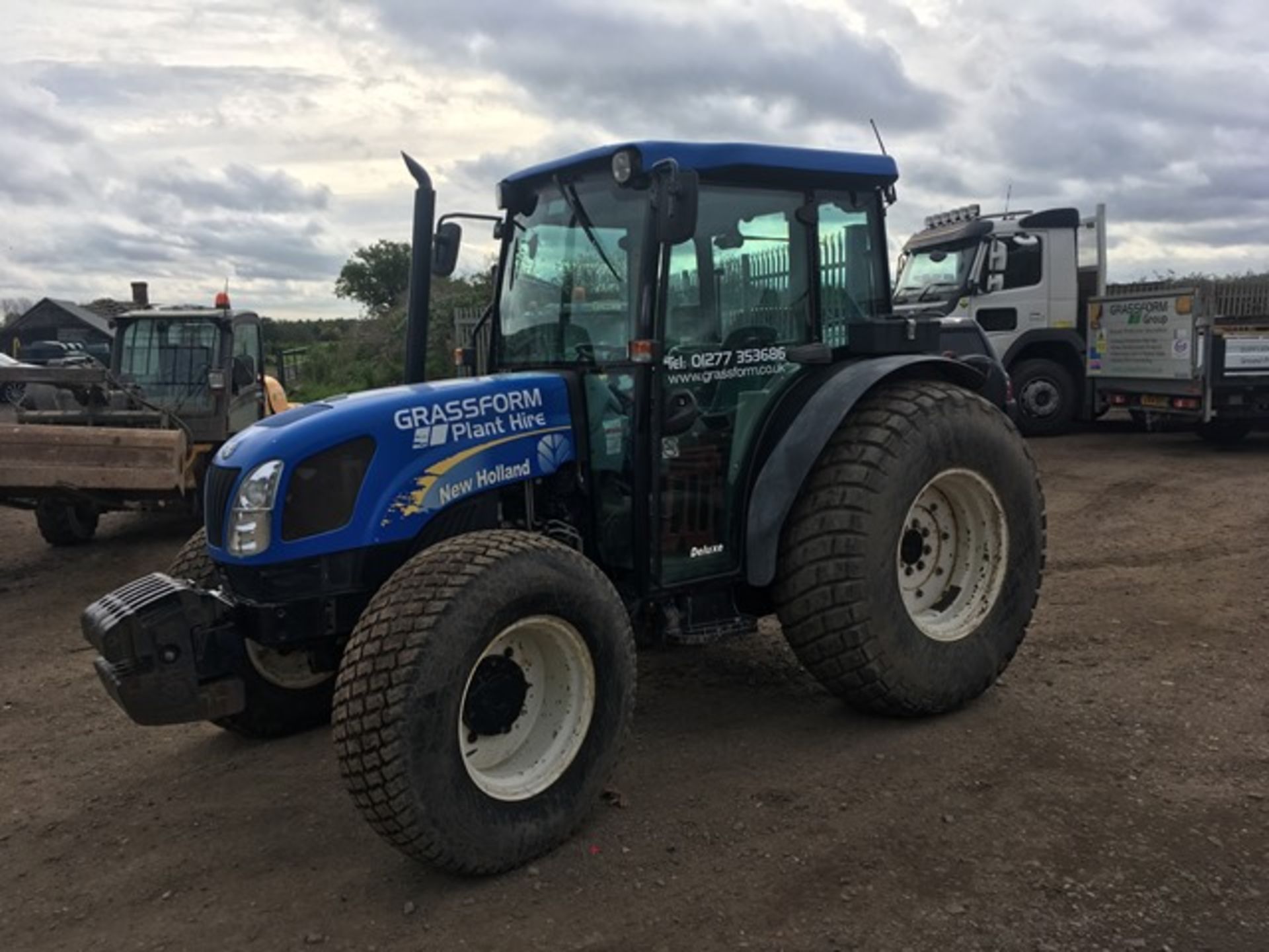 New Holland T4020 tractor fitted with grassland tyres, creep speed gear box, 2 no. exterior - Image 10 of 11