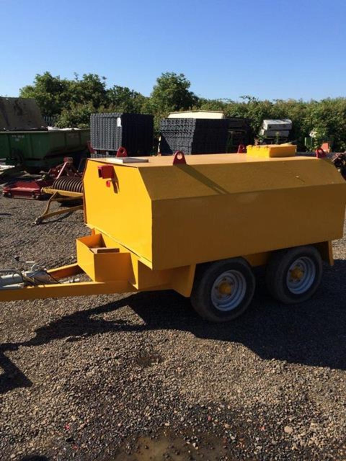 Chiefton 2500 litre twin axle trailed bowser with solar power charger and fuel pump - Image 3 of 4