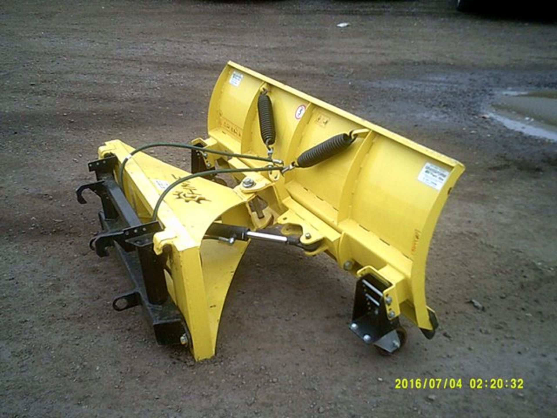 Snow plough to fit John Deere loader. Serial no. 098, year 2011 - Image 2 of 3