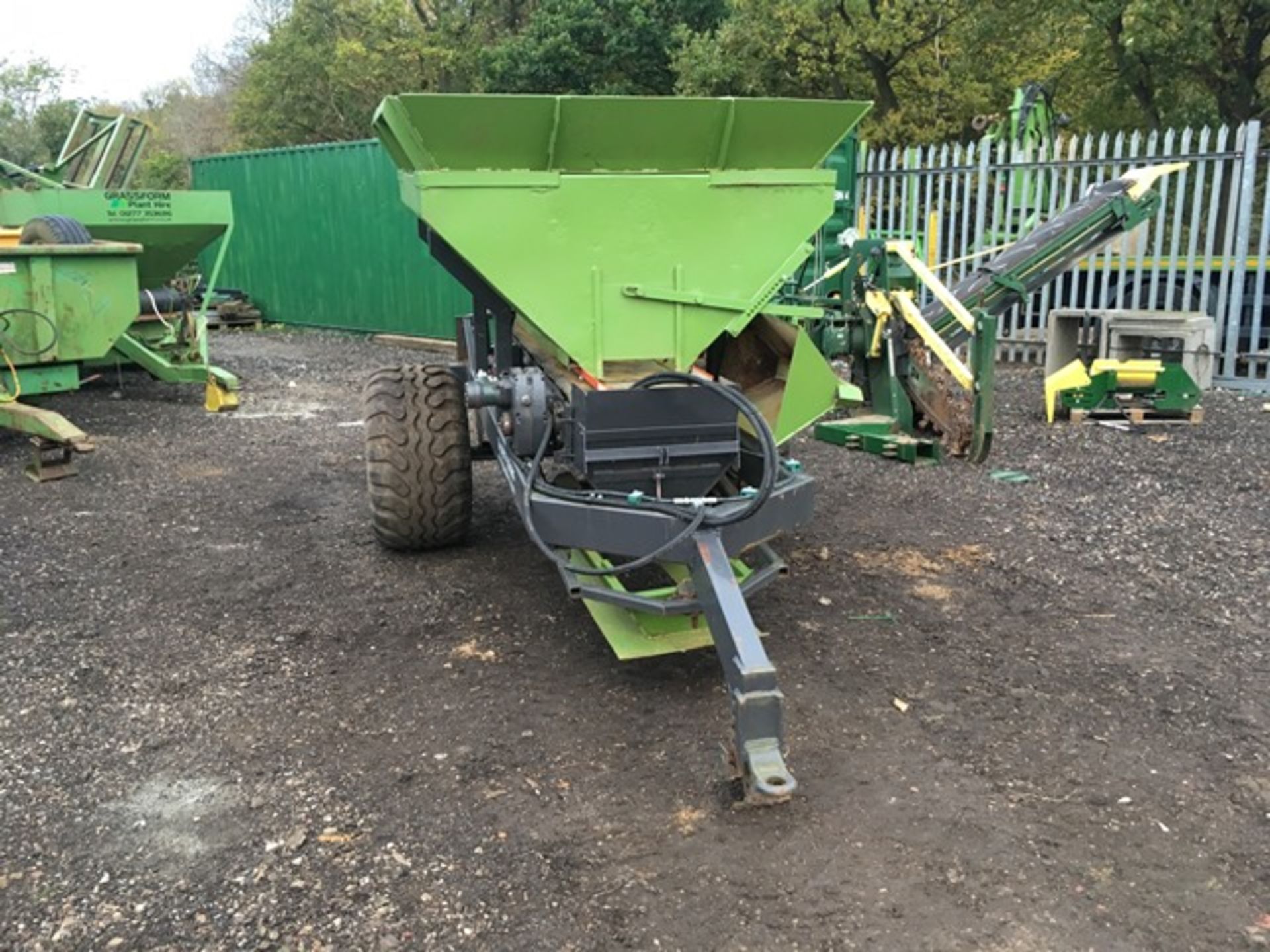 Bespoke/adapted sand/gravel back filling trailer, 3 ton, hydraulic drives year 2015 - Image 4 of 5