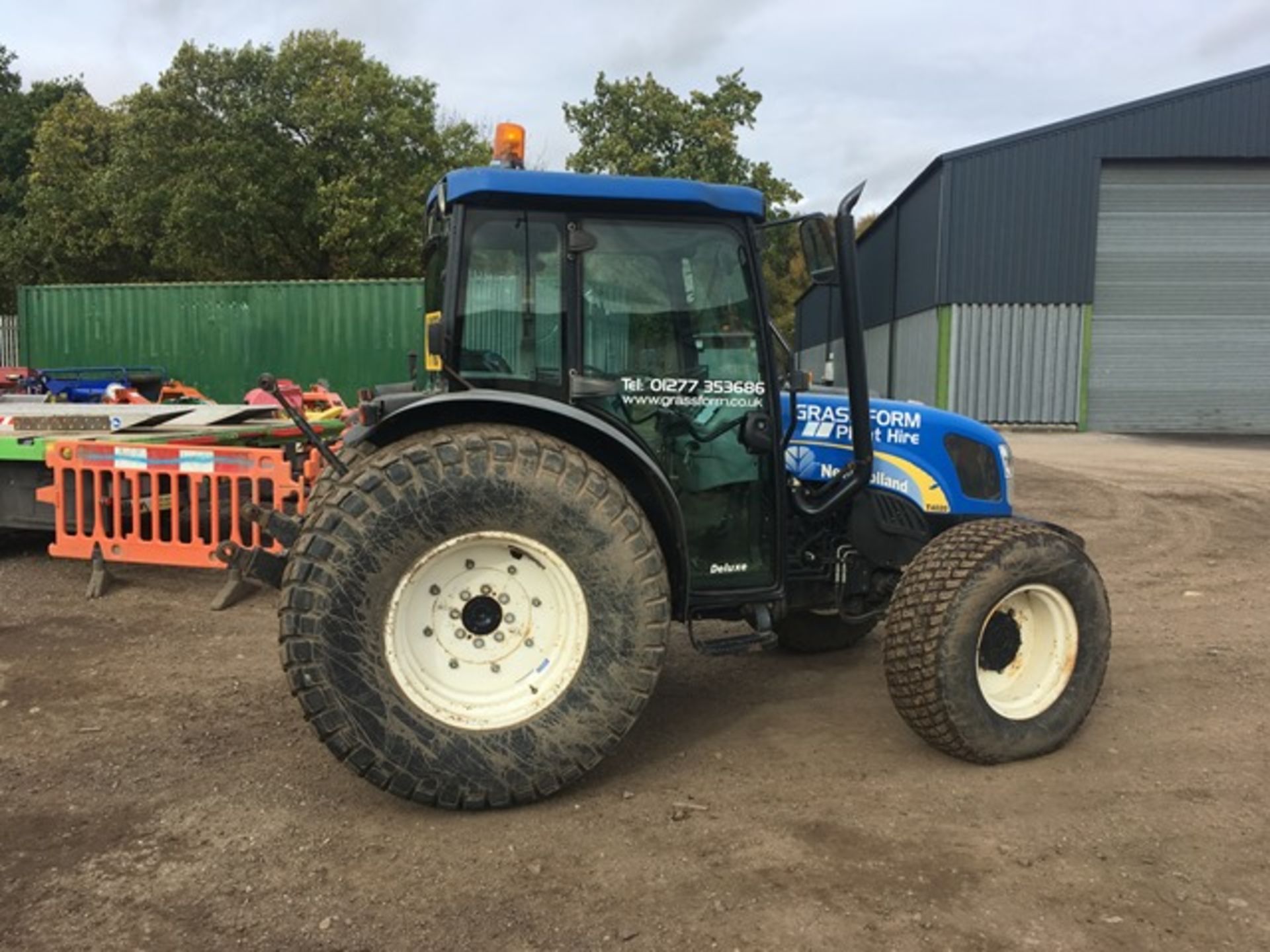 New Holland T4020 tractor fitted with grassland tyres, creep speed gear box, 2 no. exterior - Image 6 of 11