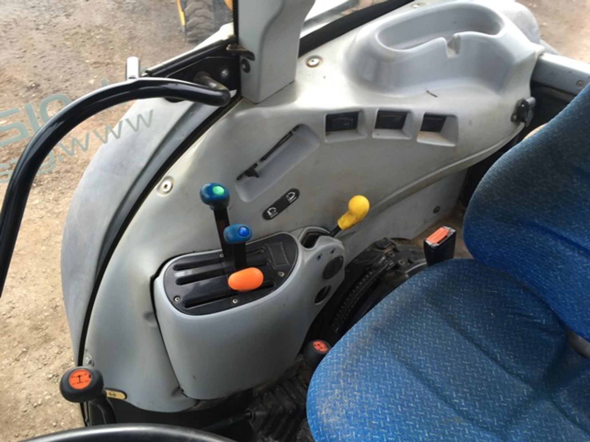 New Holland T4020 tractor fitted with grassland tyres, creep speed gear box, 2 no. exterior - Image 8 of 11