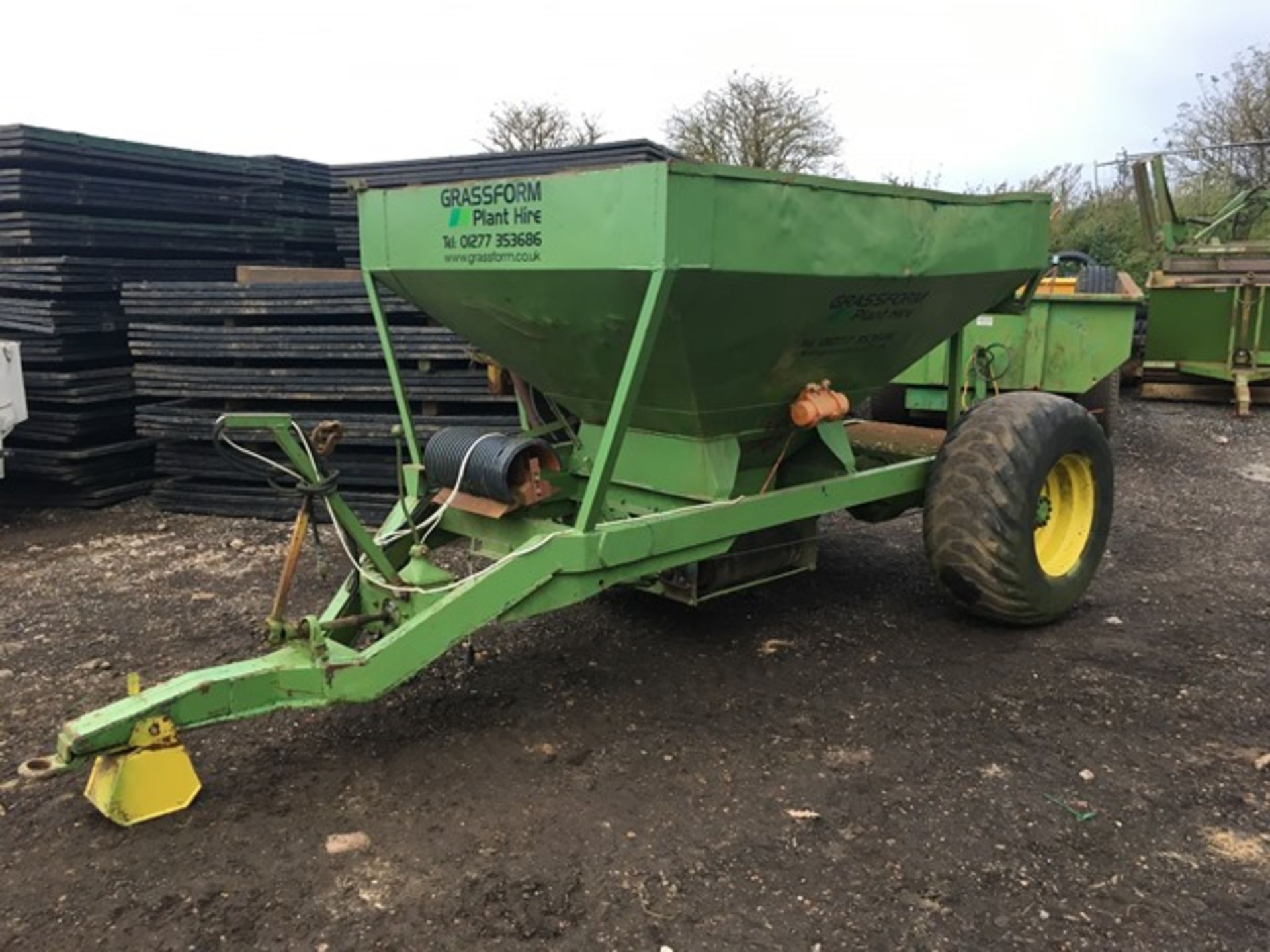 Graty 4 ton side delivery stone cart with turf tyres - Image 4 of 5