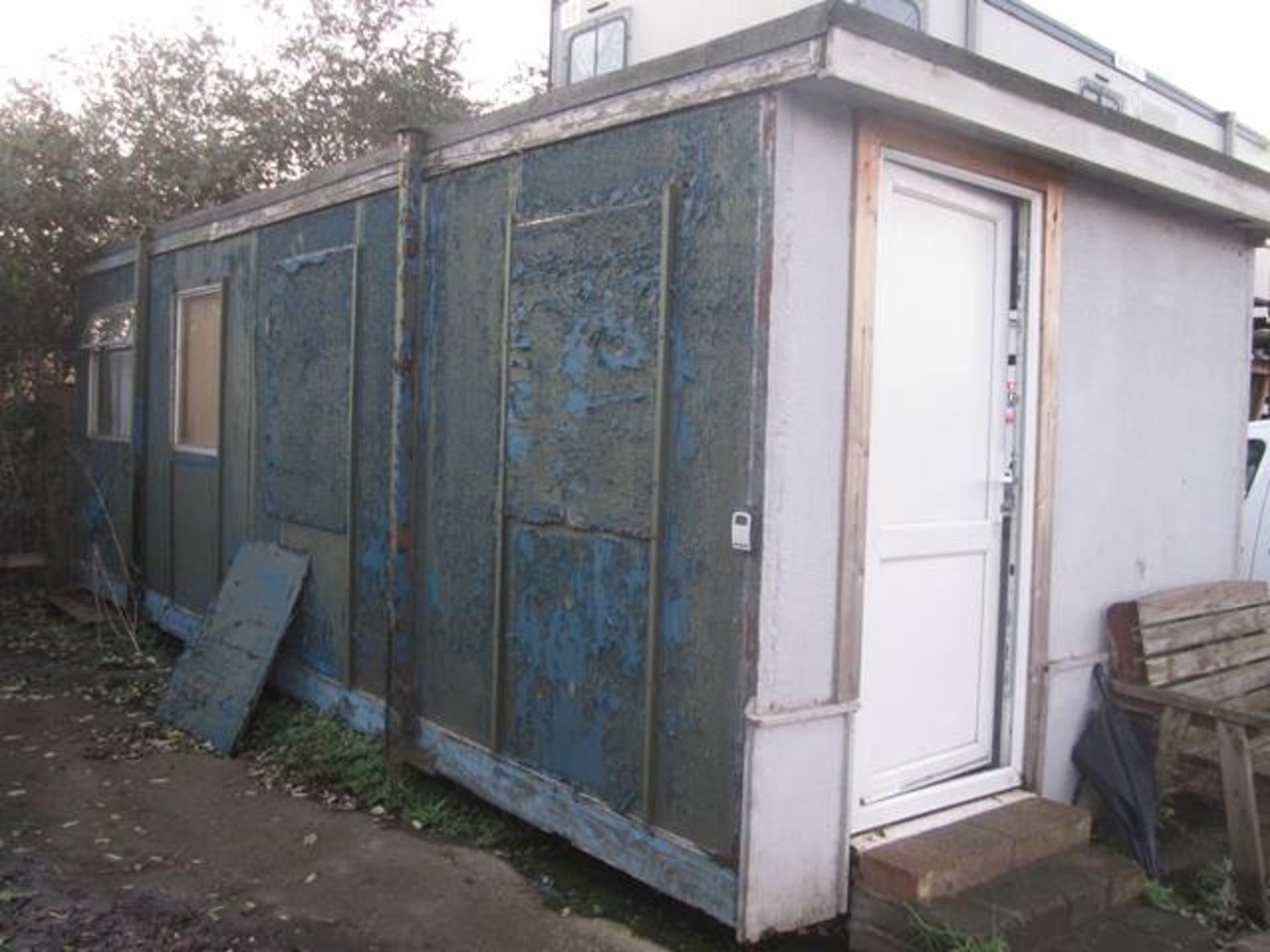 PortaKabin jackleg portacabin /office accomodation, approx 7m length, fitted kitchen area, - Image 2 of 4