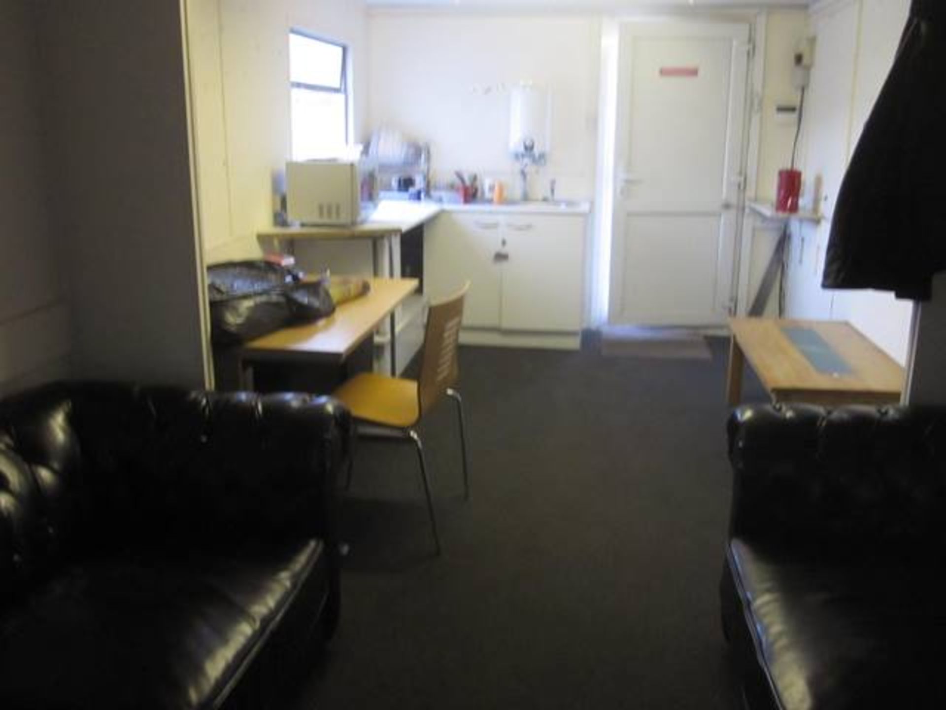 PortaKabin jackleg portacabin /office accomodation, approx 7m length, fitted kitchen area, - Image 4 of 4