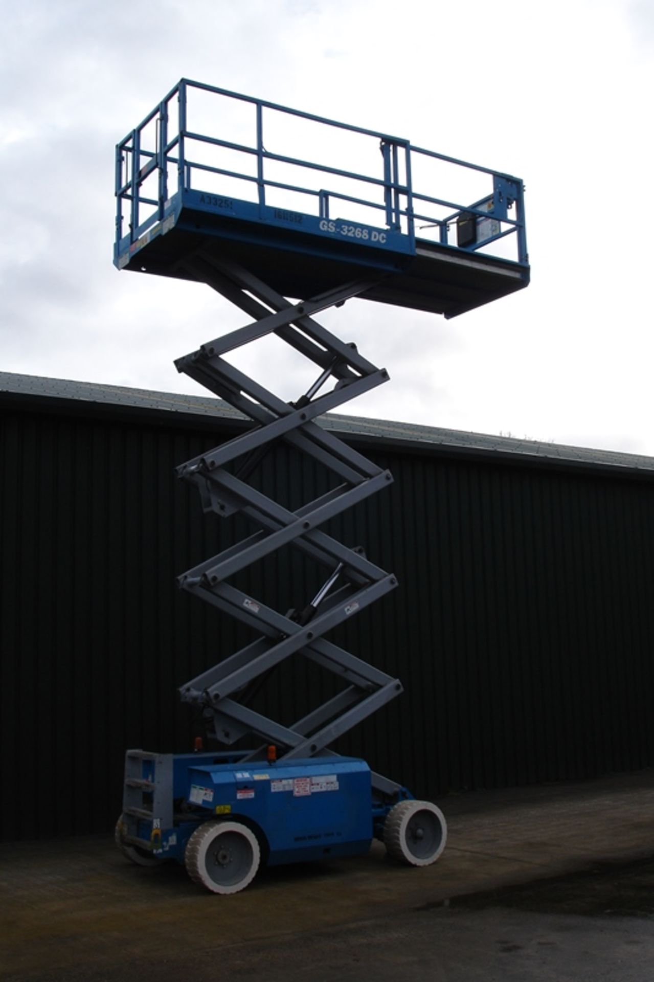 GENIE GS3268 ELECTRIC SCISSOR LIFT - Image 8 of 12