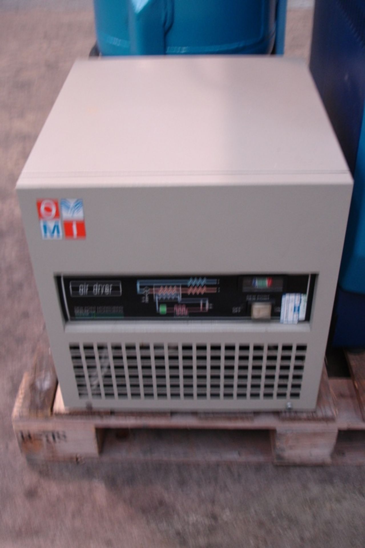 Hydrovane Compressor with Tank & Dryer - Image 3 of 5