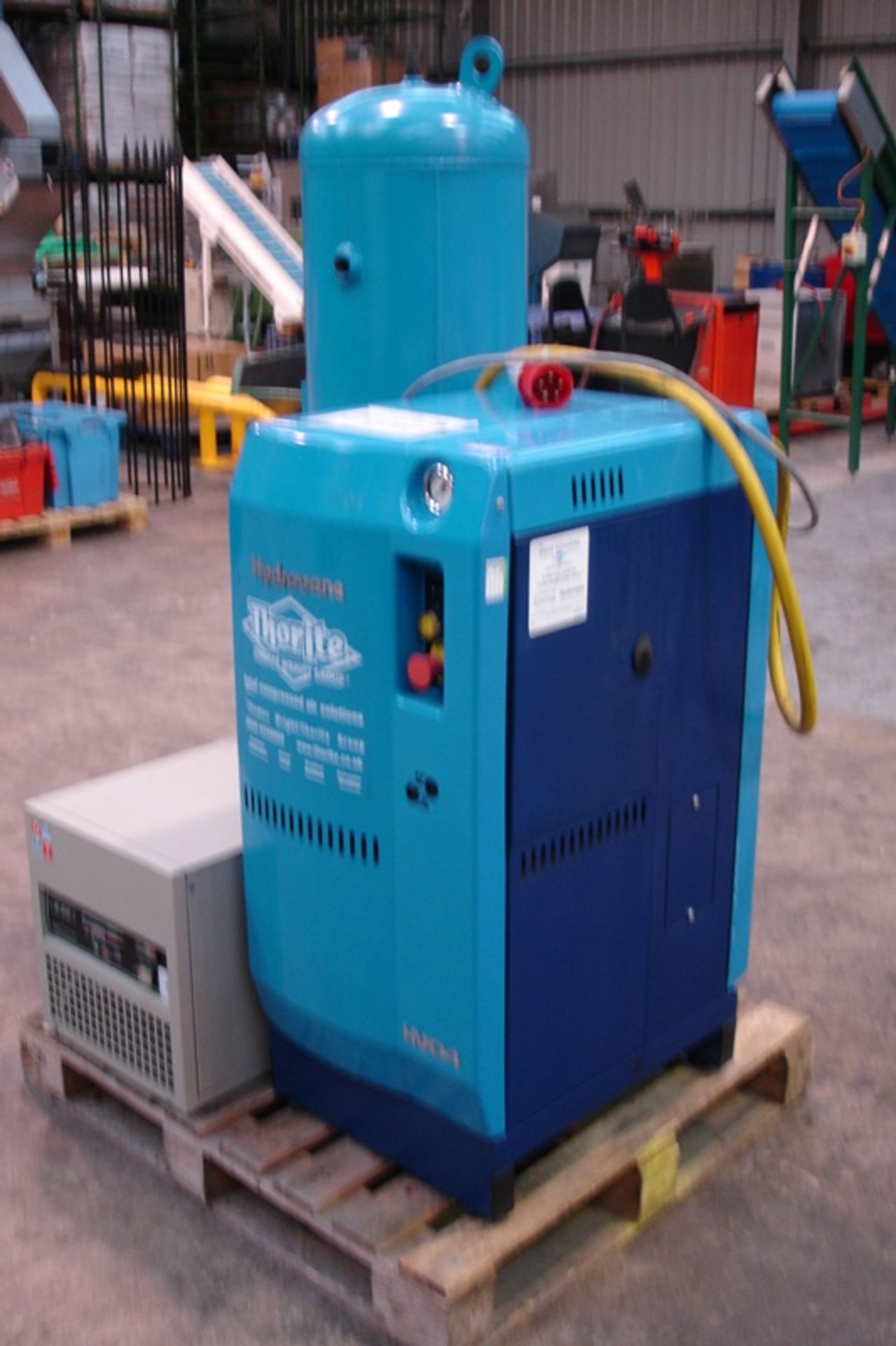 Hydrovane Compressor with Tank & Dryer - Image 5 of 5