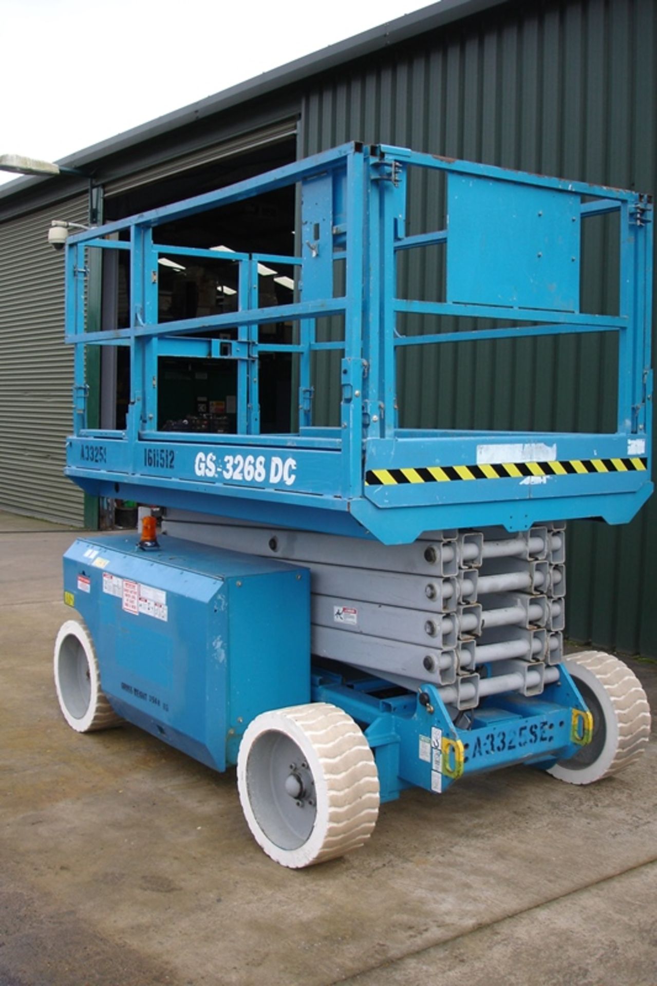 GENIE GS3268 ELECTRIC SCISSOR LIFT - Image 3 of 12