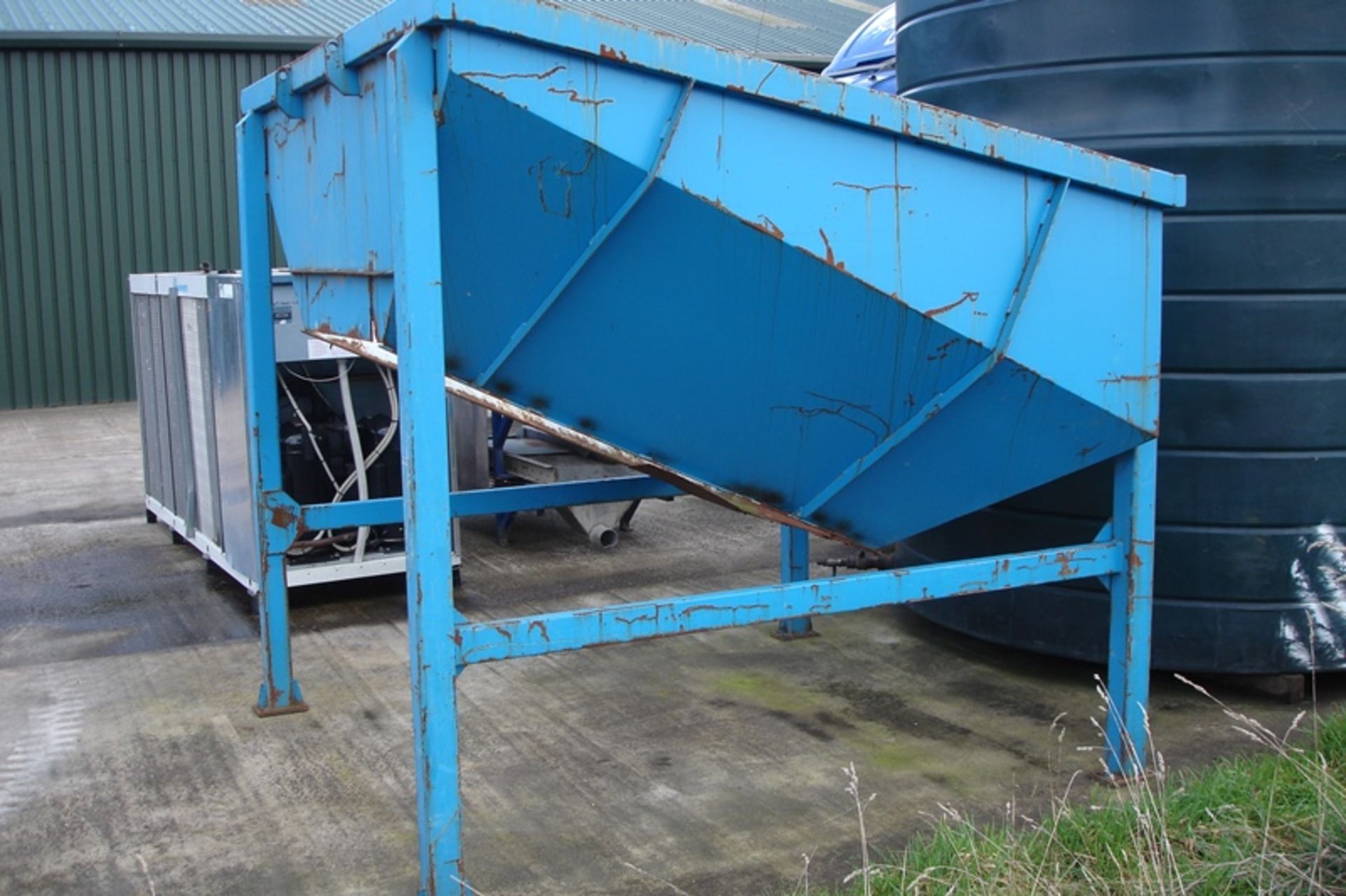 Hopper feed for large Conveyor