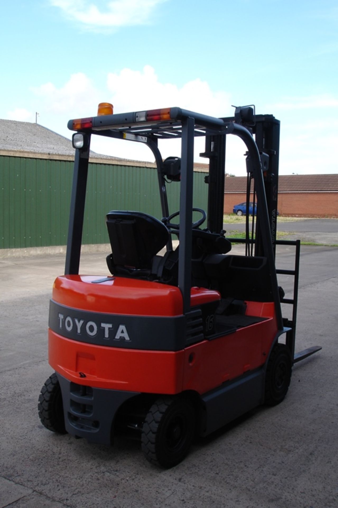 Toyota 1.6 ton Electric Forklift. ( 2011 ) - Image 3 of 7