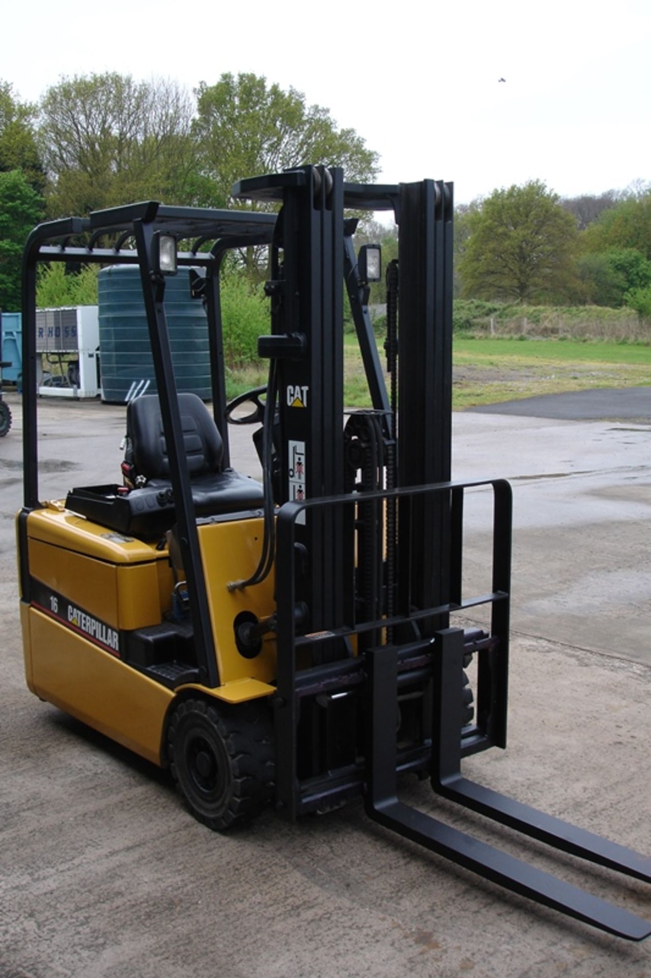 Caterpillar 1.6 ton Electric Forklift - Image 4 of 8