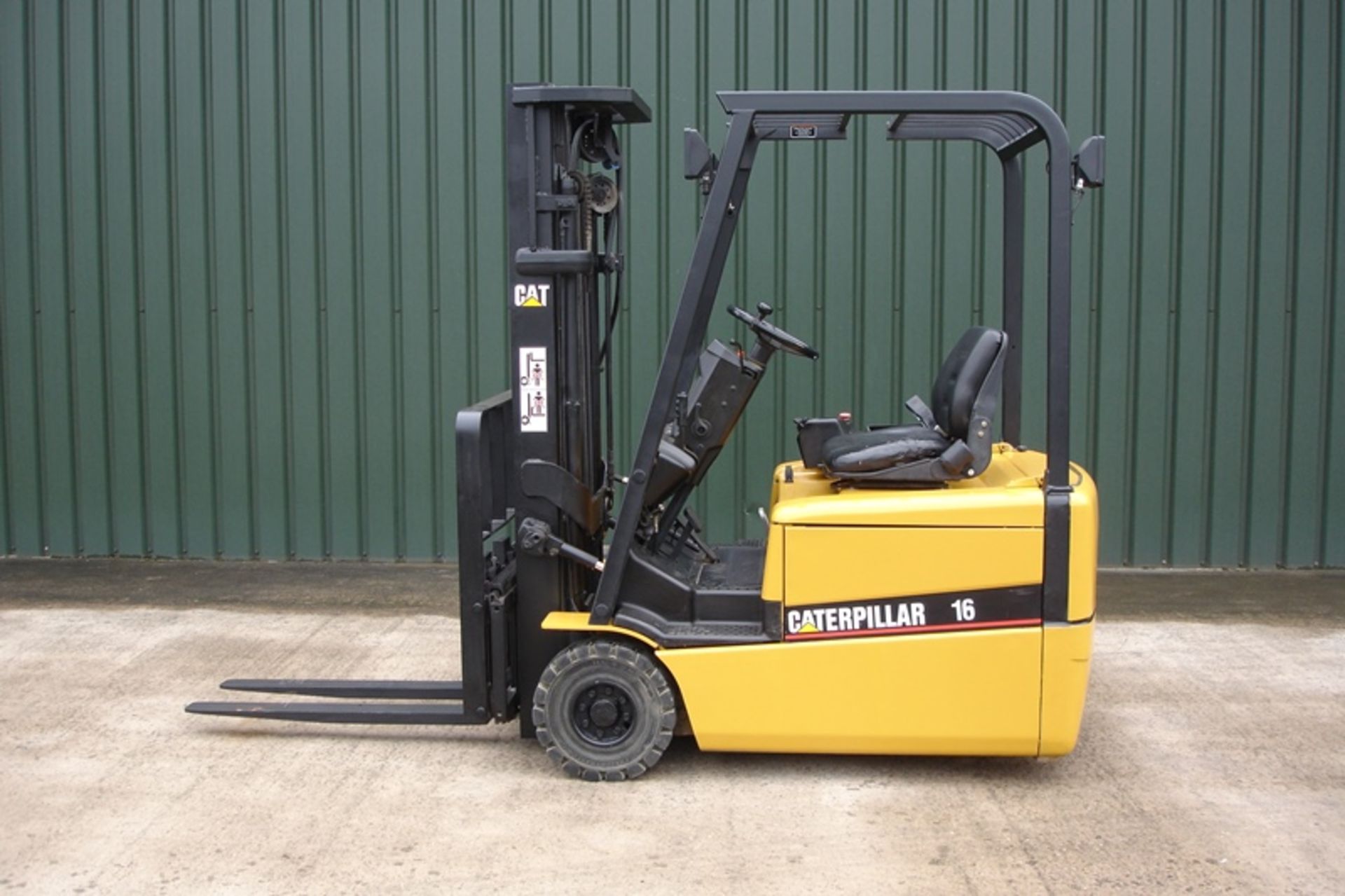 Caterpillar 1.6 ton Electric Forklift