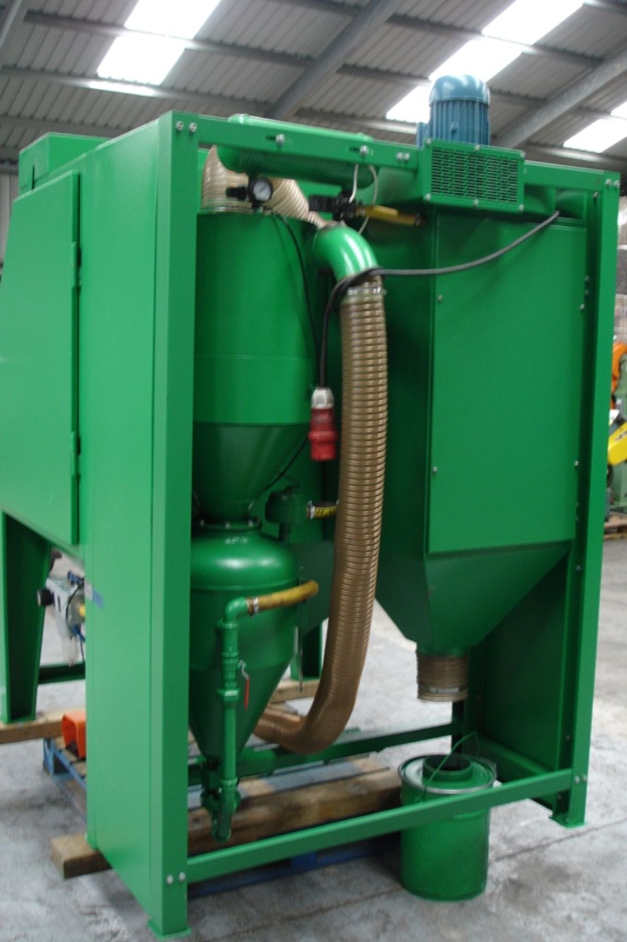 Contractor large Sand Blasting Cabinet with full recycling & dust control system - Image 5 of 9