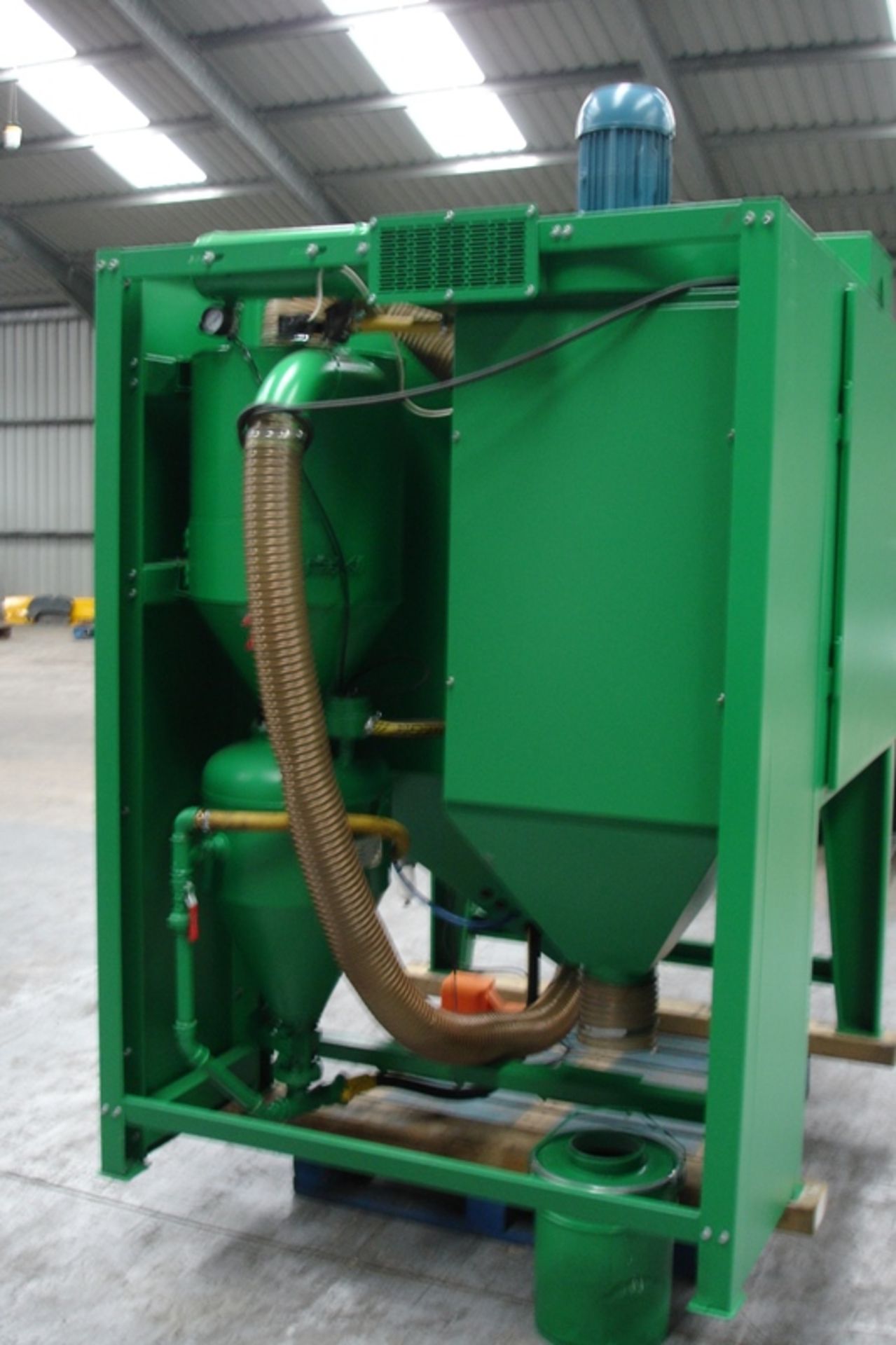 Contractor large Sand Blasting Cabinet with full recycling & dust control system - Image 4 of 9