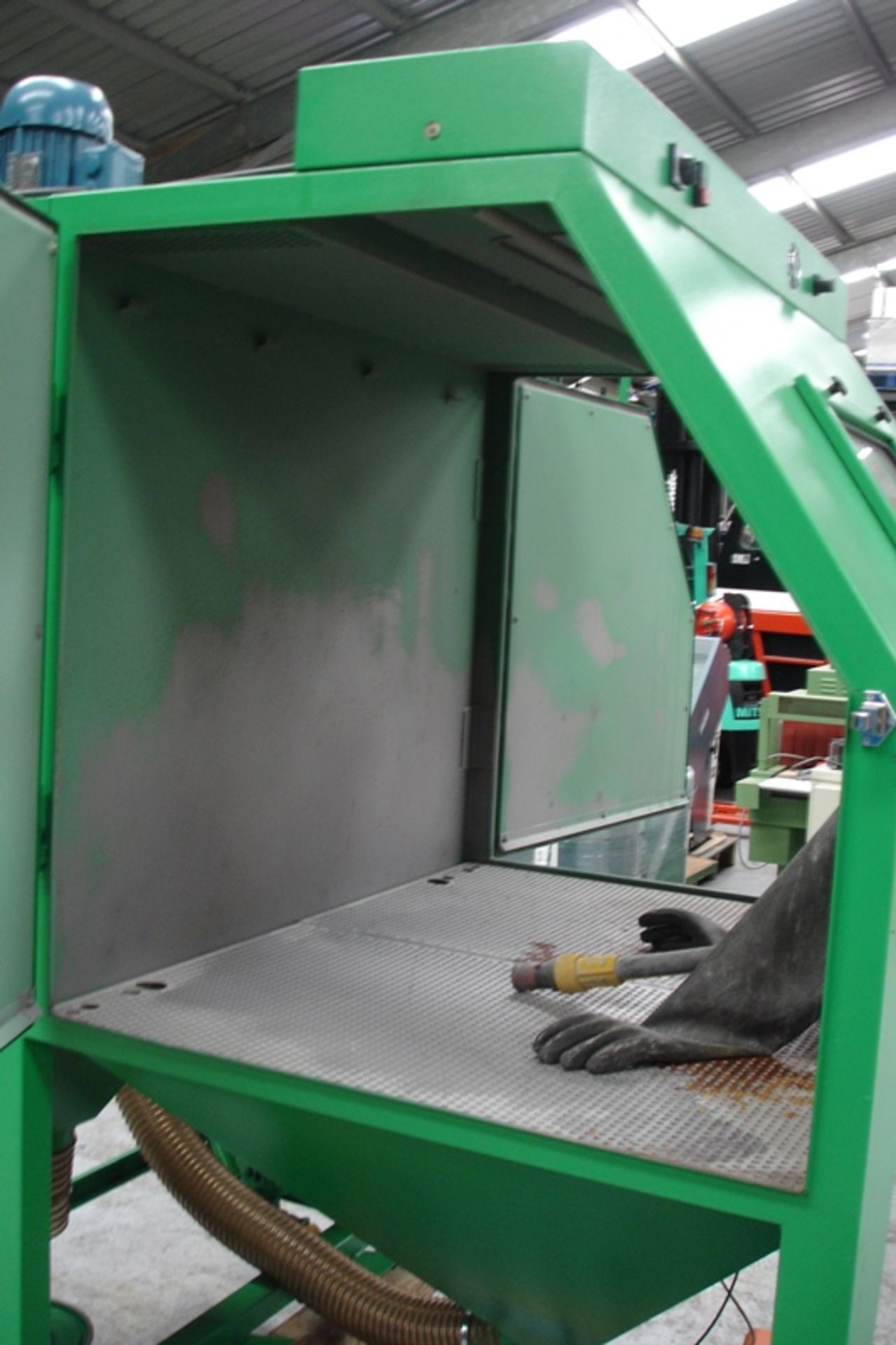 Contractor large Sand Blasting Cabinet with full recycling & dust control system - Image 6 of 9