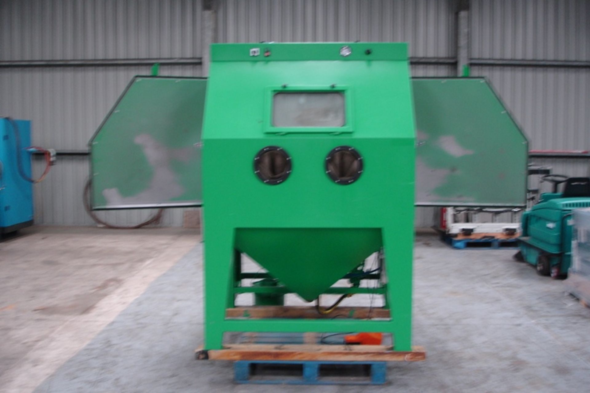 Contractor large Sand Blasting Cabinet with full recycling & dust control system - Image 7 of 9