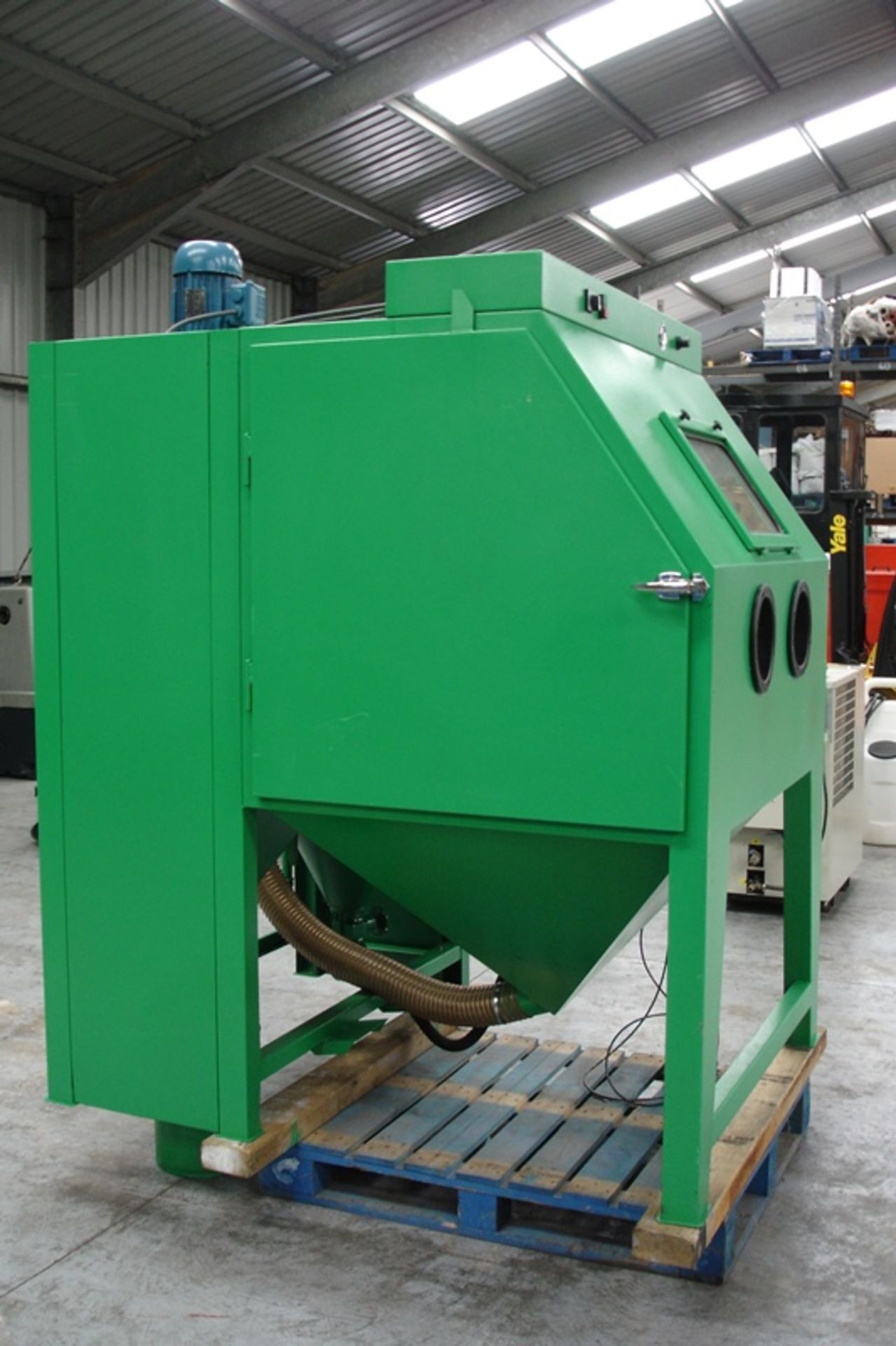 Contractor large Sand Blasting Cabinet with full recycling & dust control system - Image 3 of 9