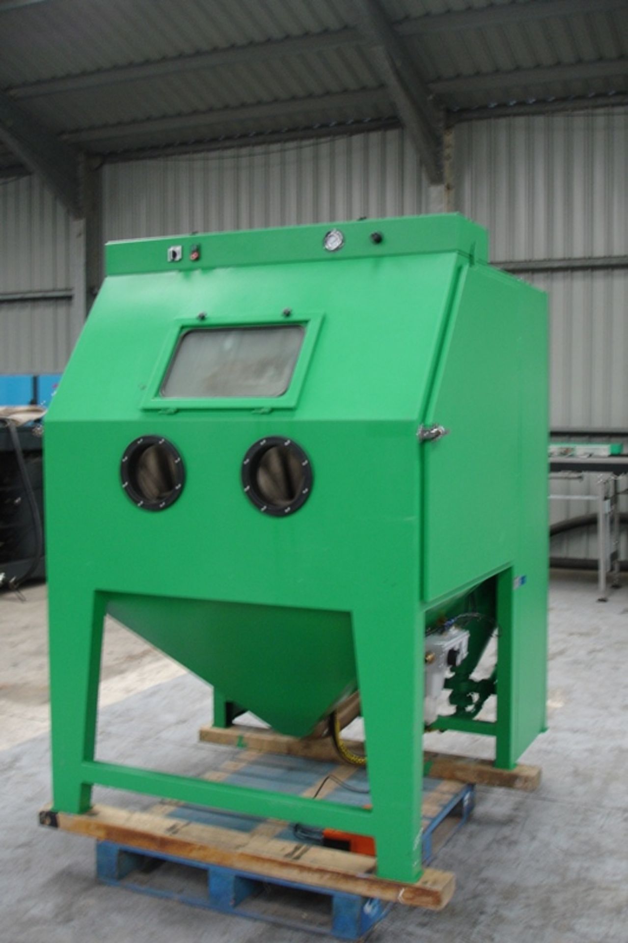 Contractor large Sand Blasting Cabinet with full recycling & dust control system