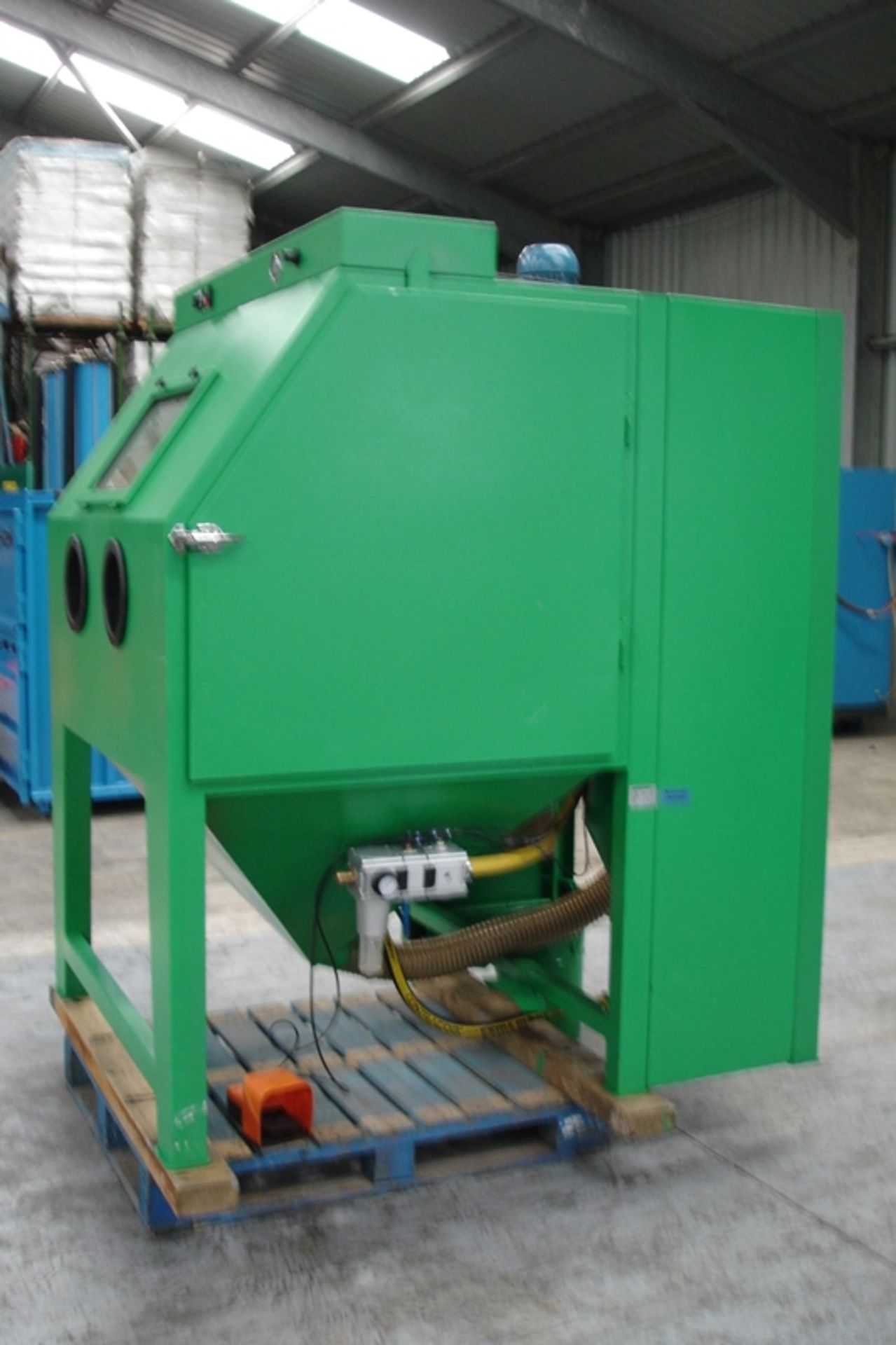 Contractor large Sand Blasting Cabinet with full recycling & dust control system - Image 2 of 9